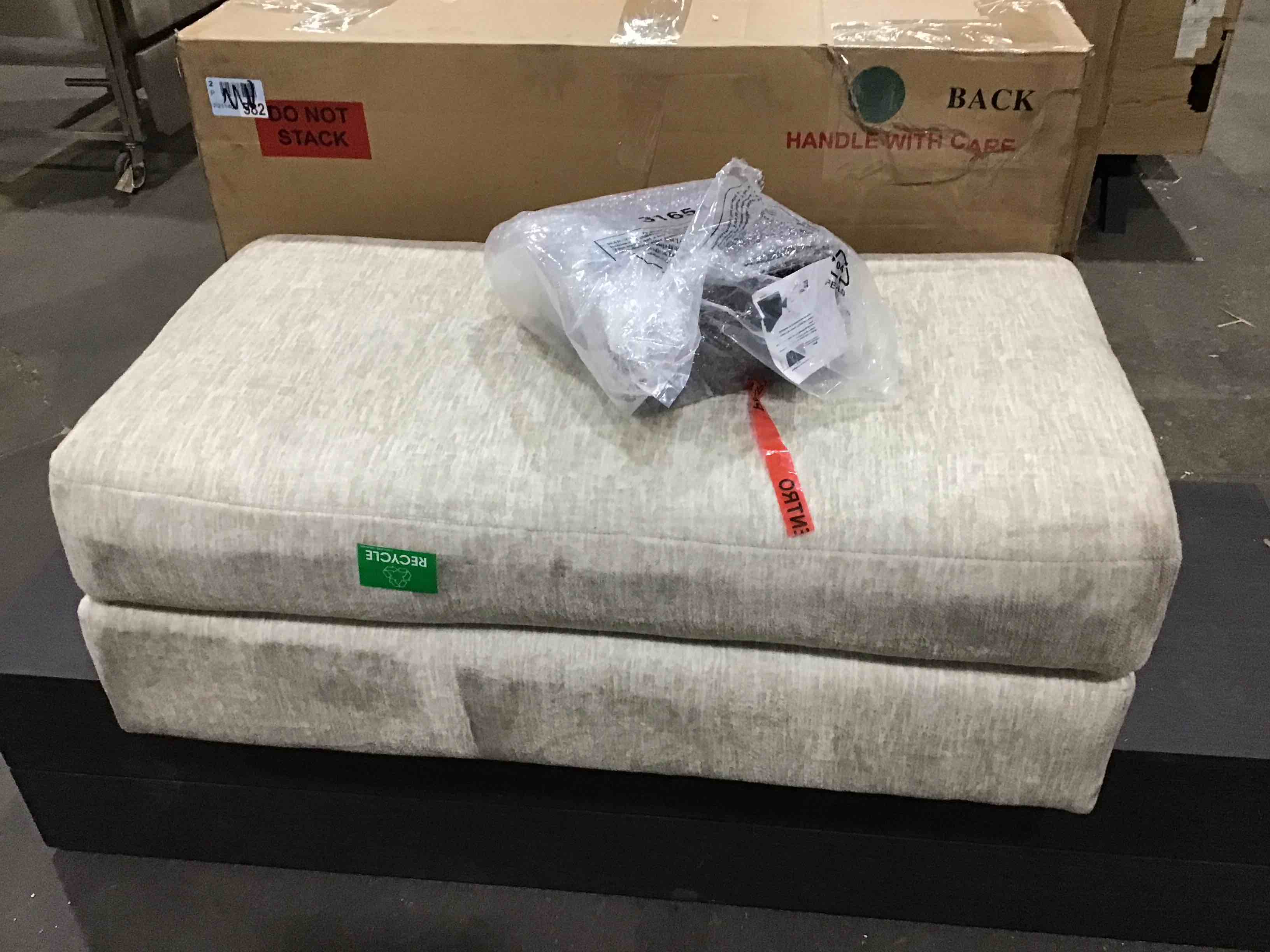 https://s3.amazonaws.com/lotting-images-prod/bidfta/RED4932565_1713965270125.jpeg