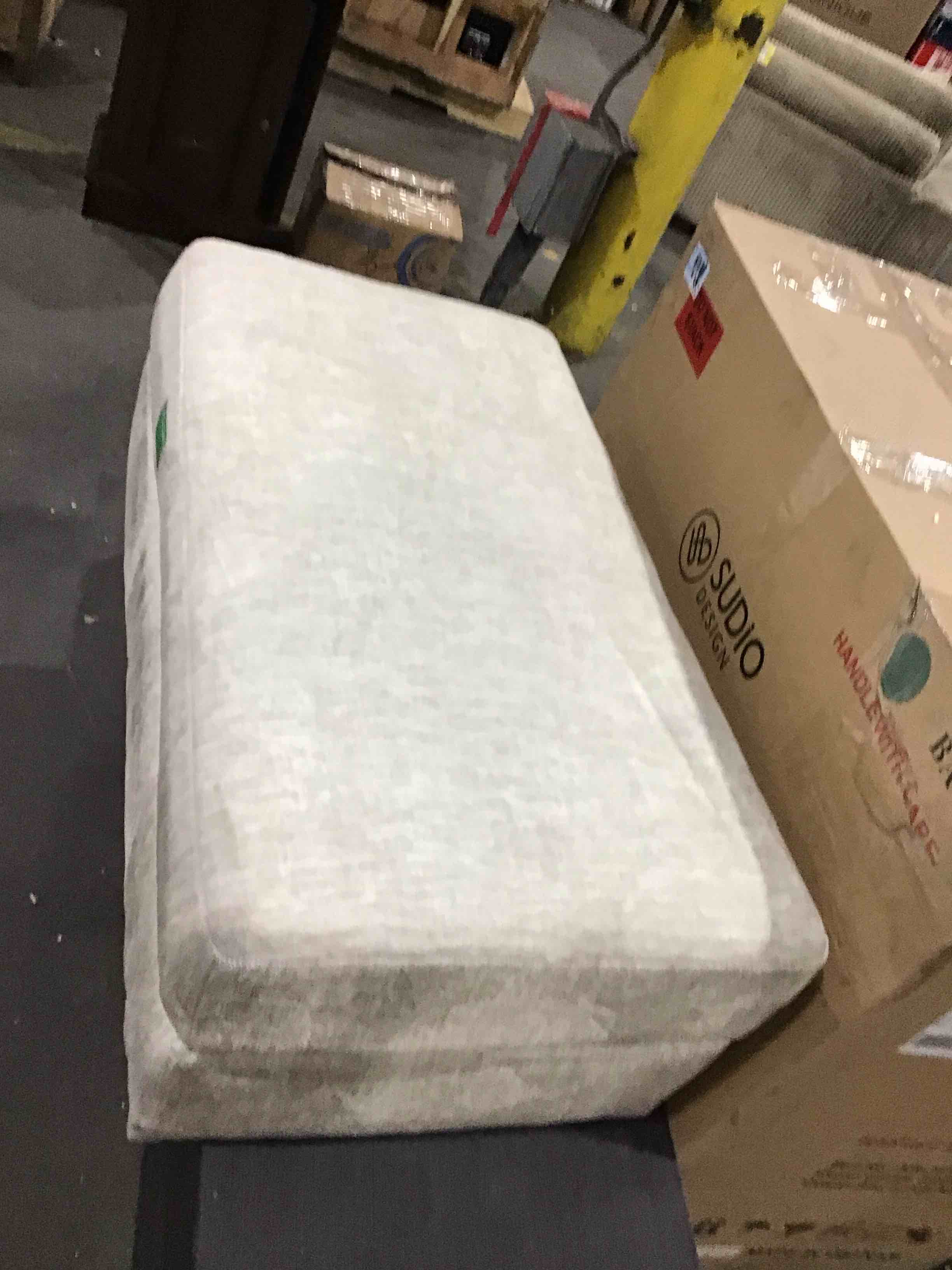 https://s3.amazonaws.com/lotting-images-prod/bidfta/RED4932565_1713965295357.jpeg