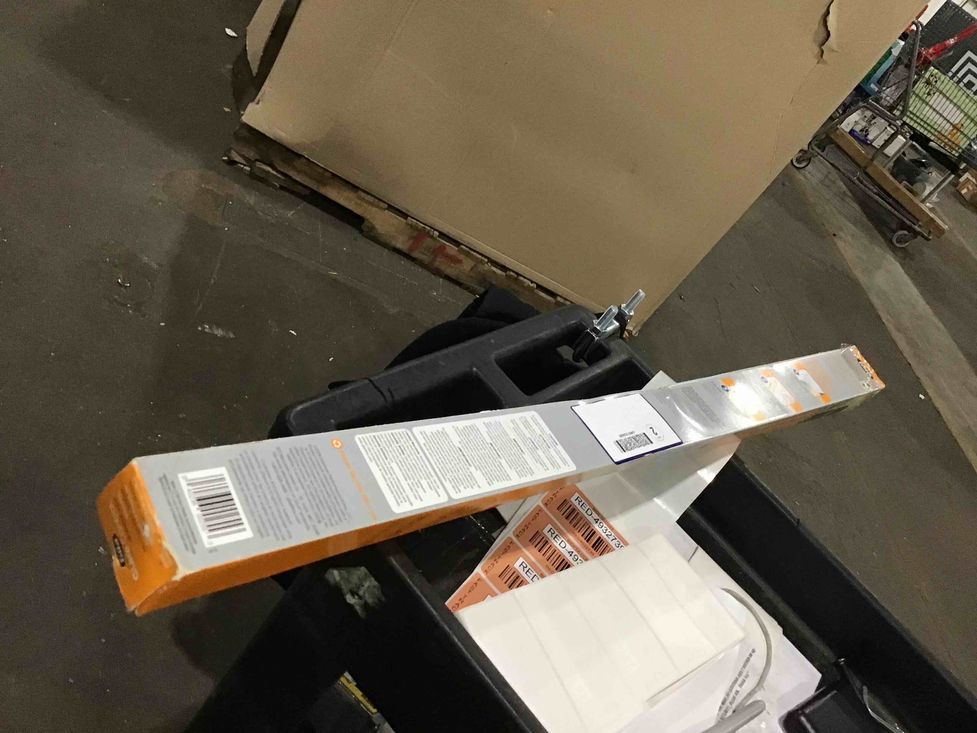 https://s3.amazonaws.com/lotting-images-prod/bidfta/RED4932739_1714660748058.jpeg