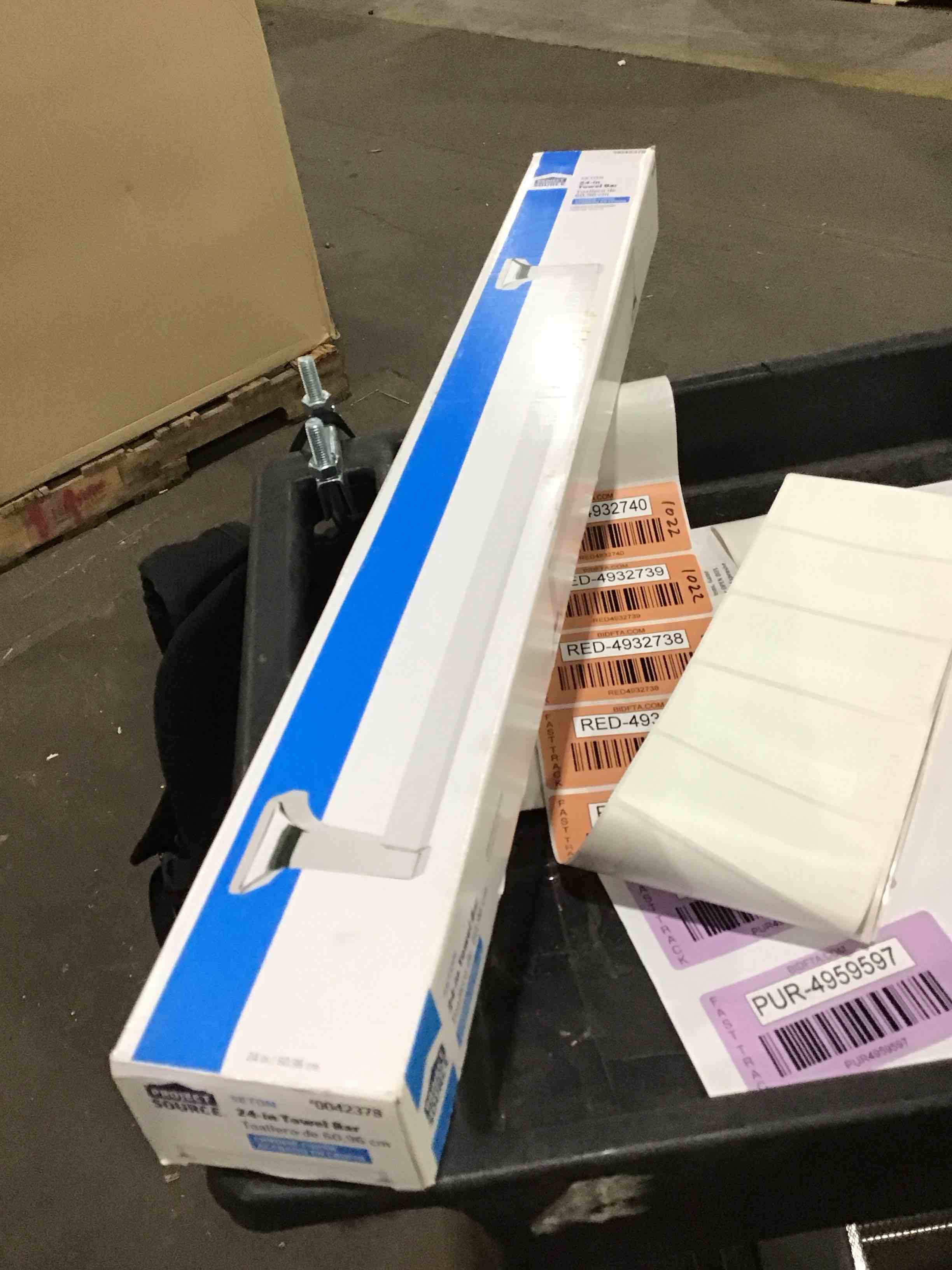 https://s3.amazonaws.com/lotting-images-prod/bidfta/RED4932740_1714660621945.jpeg