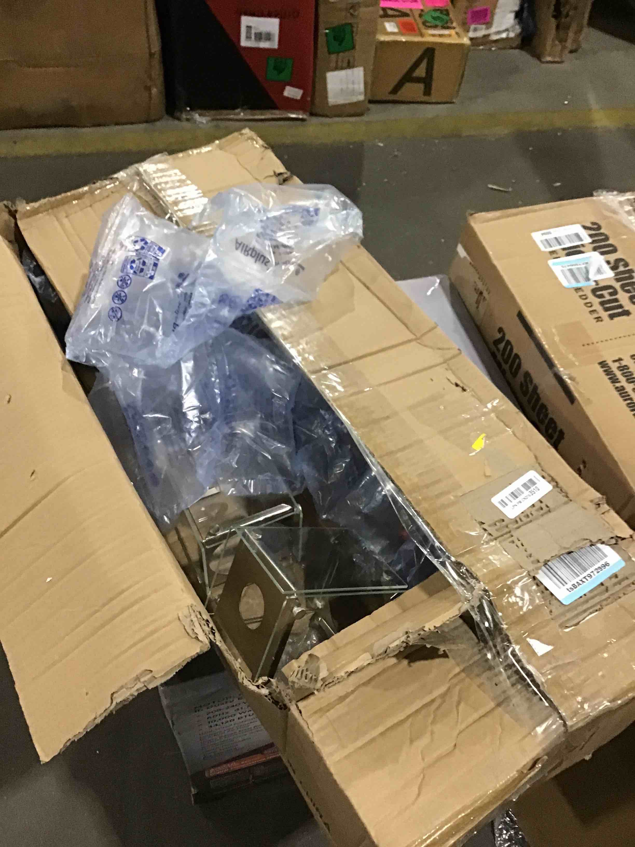 https://s3.amazonaws.com/lotting-images-prod/bidfta/RED4934049_1709134178746.jpeg