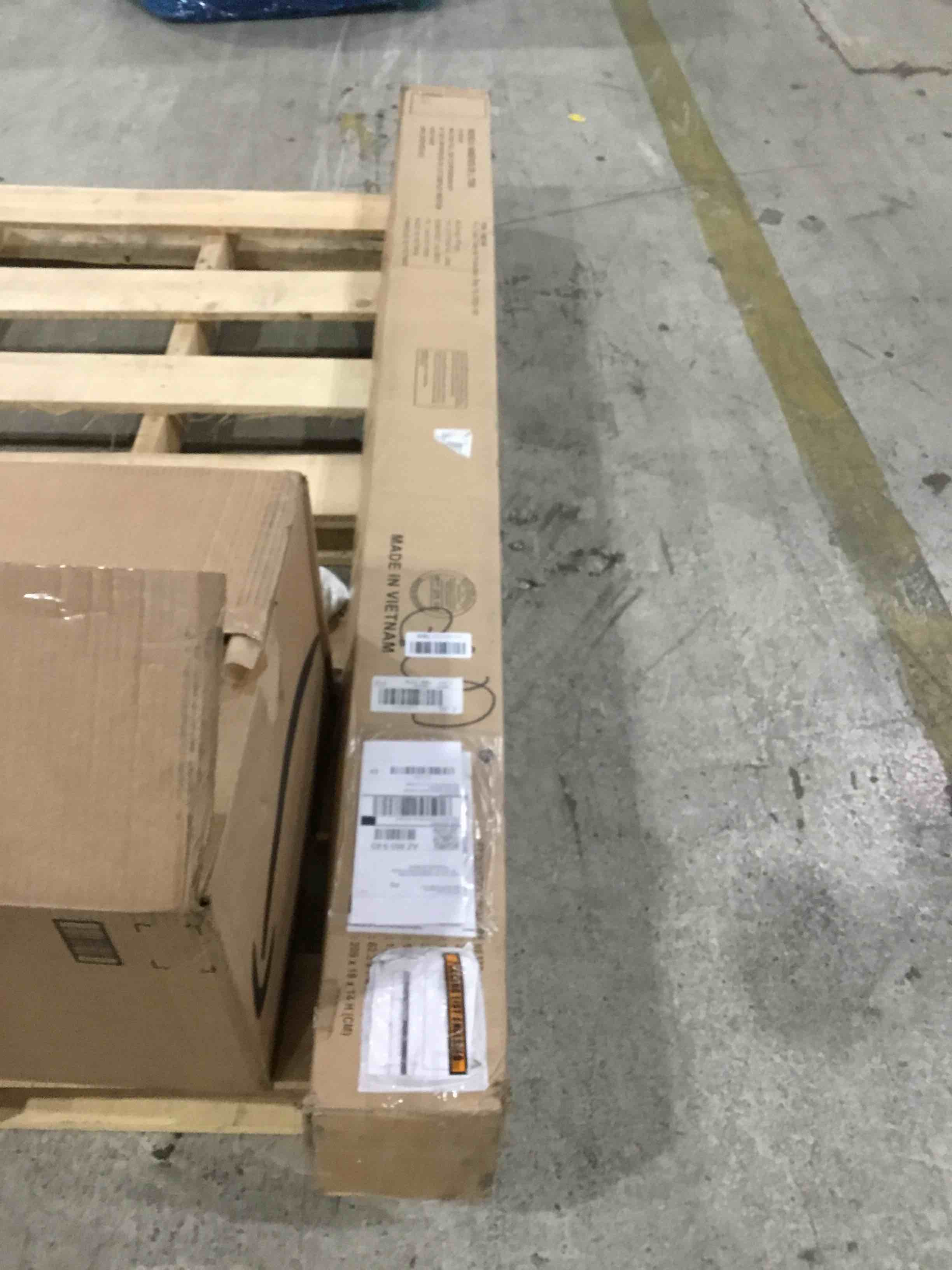 https://s3.amazonaws.com/lotting-images-prod/bidfta/RED4936794_1712677554110.jpeg
