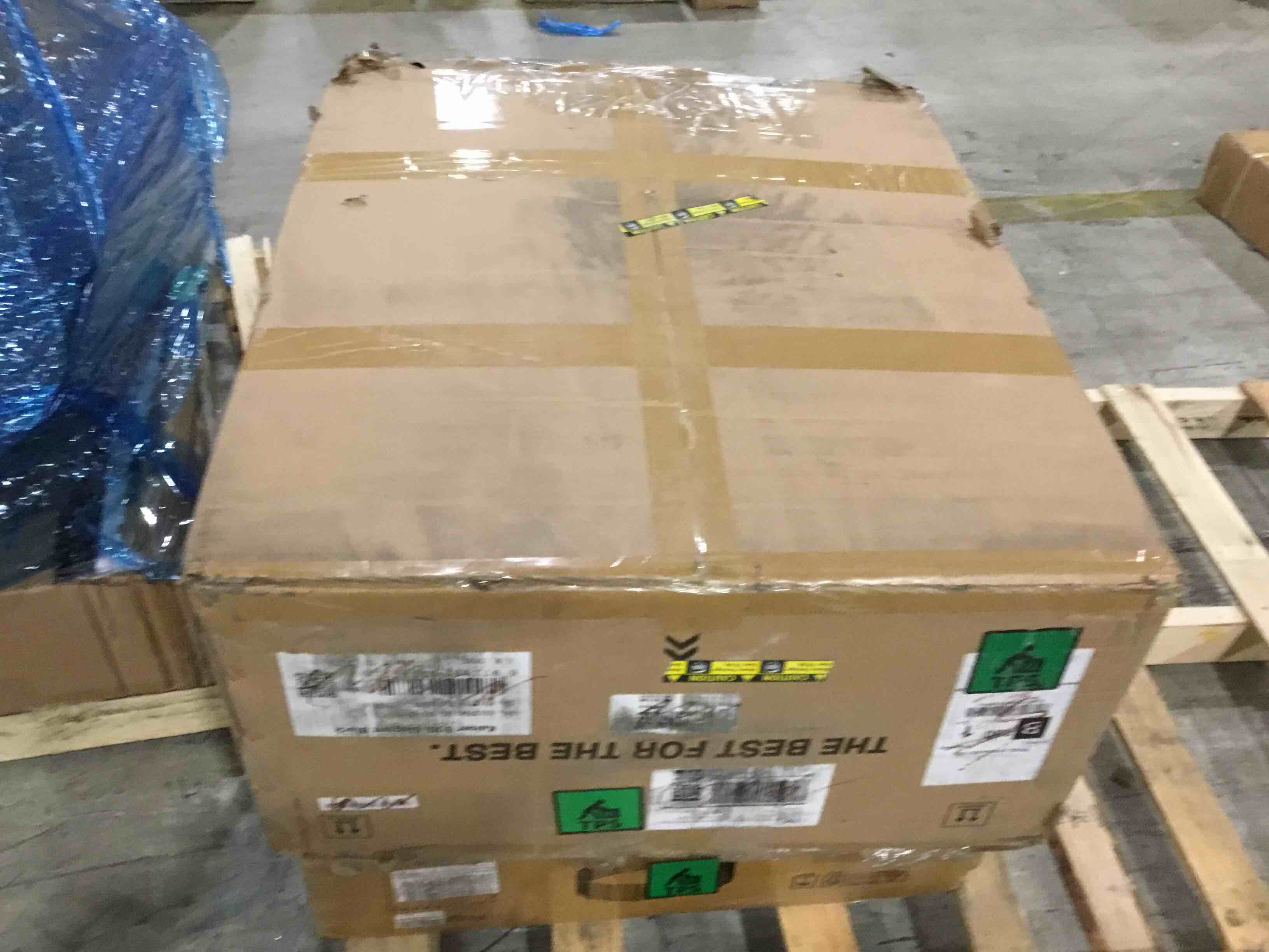 https://s3.amazonaws.com/lotting-images-prod/bidfta/RED4936902_1712763577805.jpeg