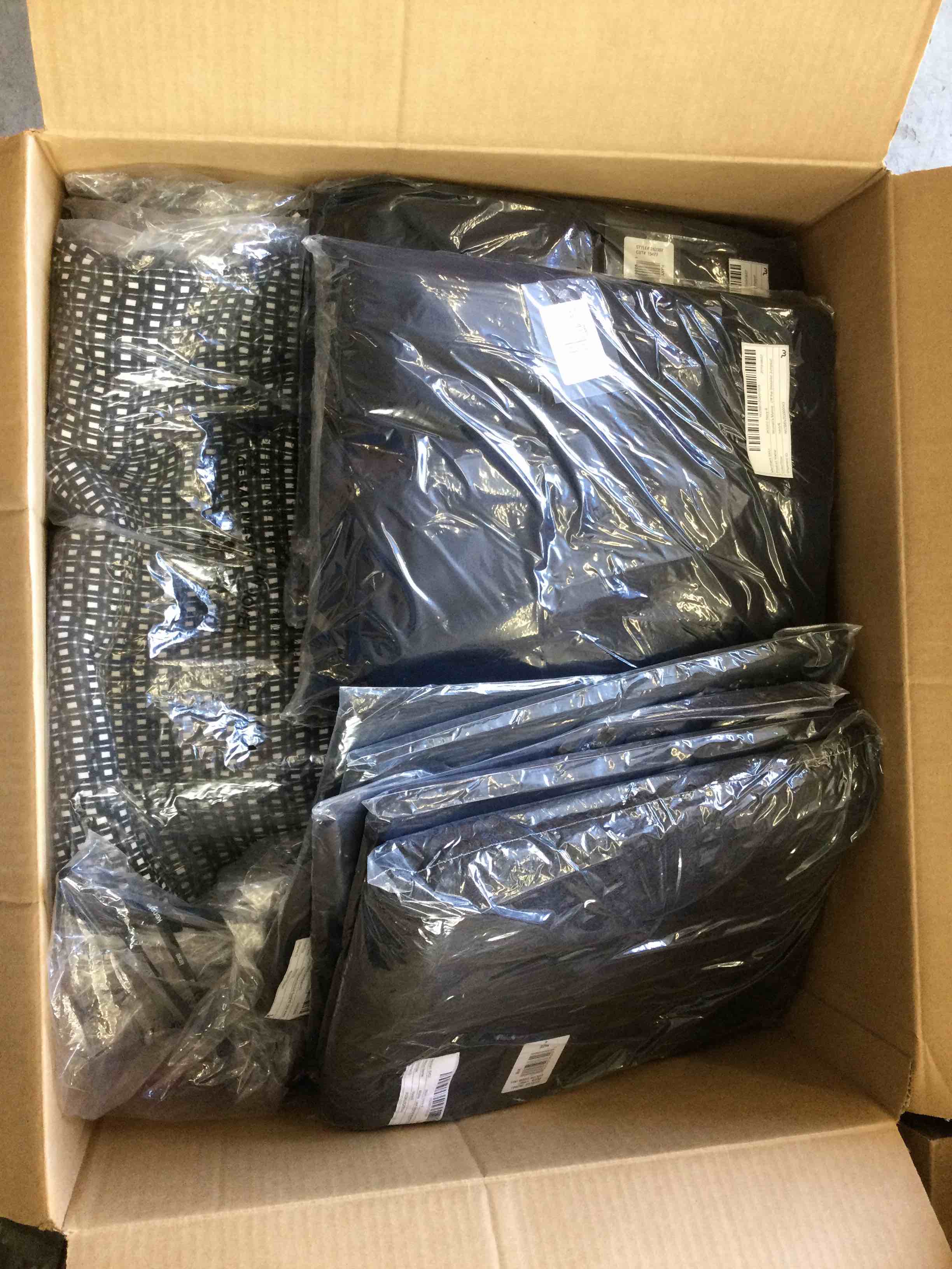 https://s3.amazonaws.com/lotting-images-prod/bidfta/RED4962706_1686231936757.jpeg