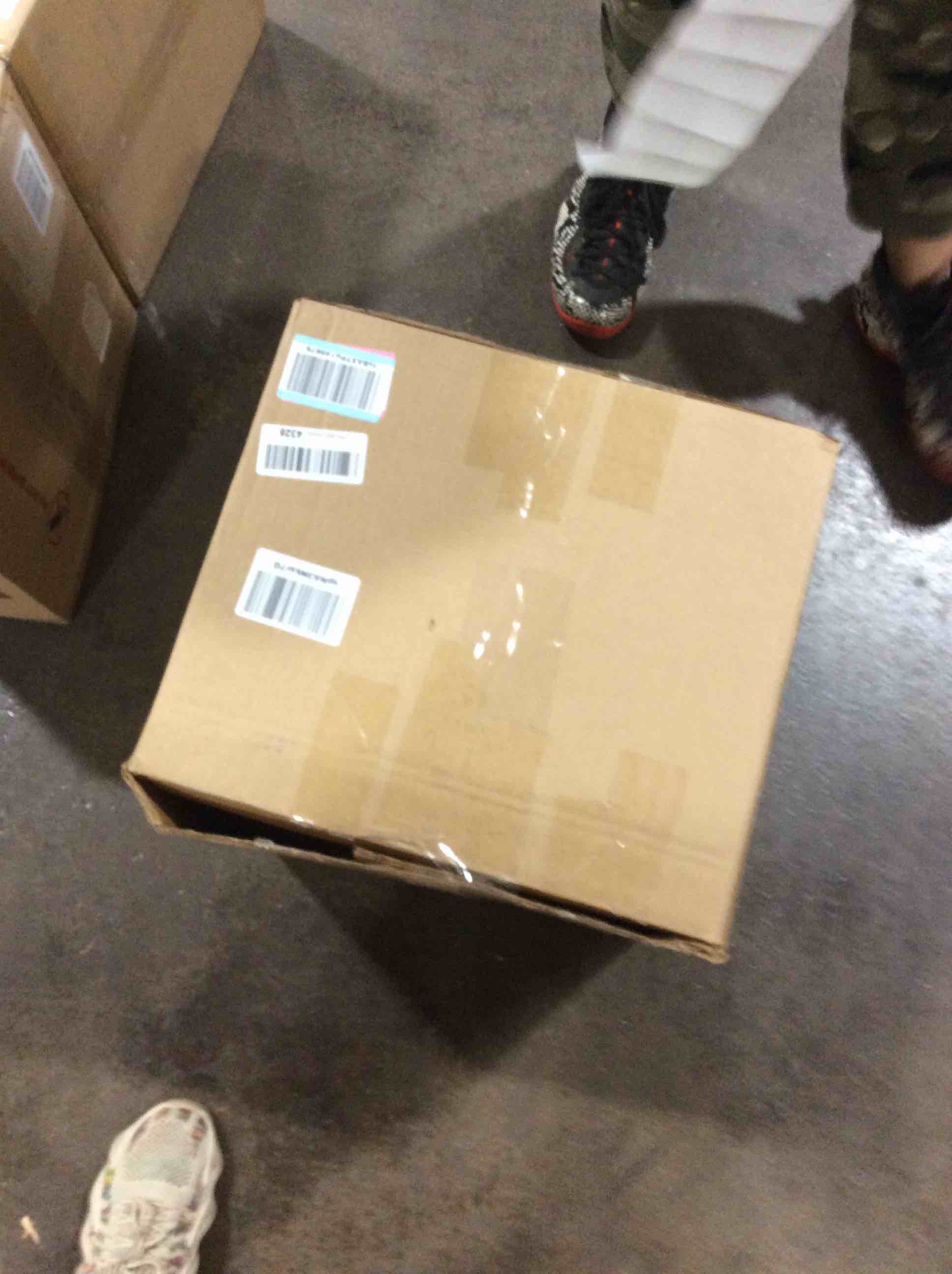 https://s3.amazonaws.com/lotting-images-prod/bidfta/RED4964710_1706545225170.jpeg