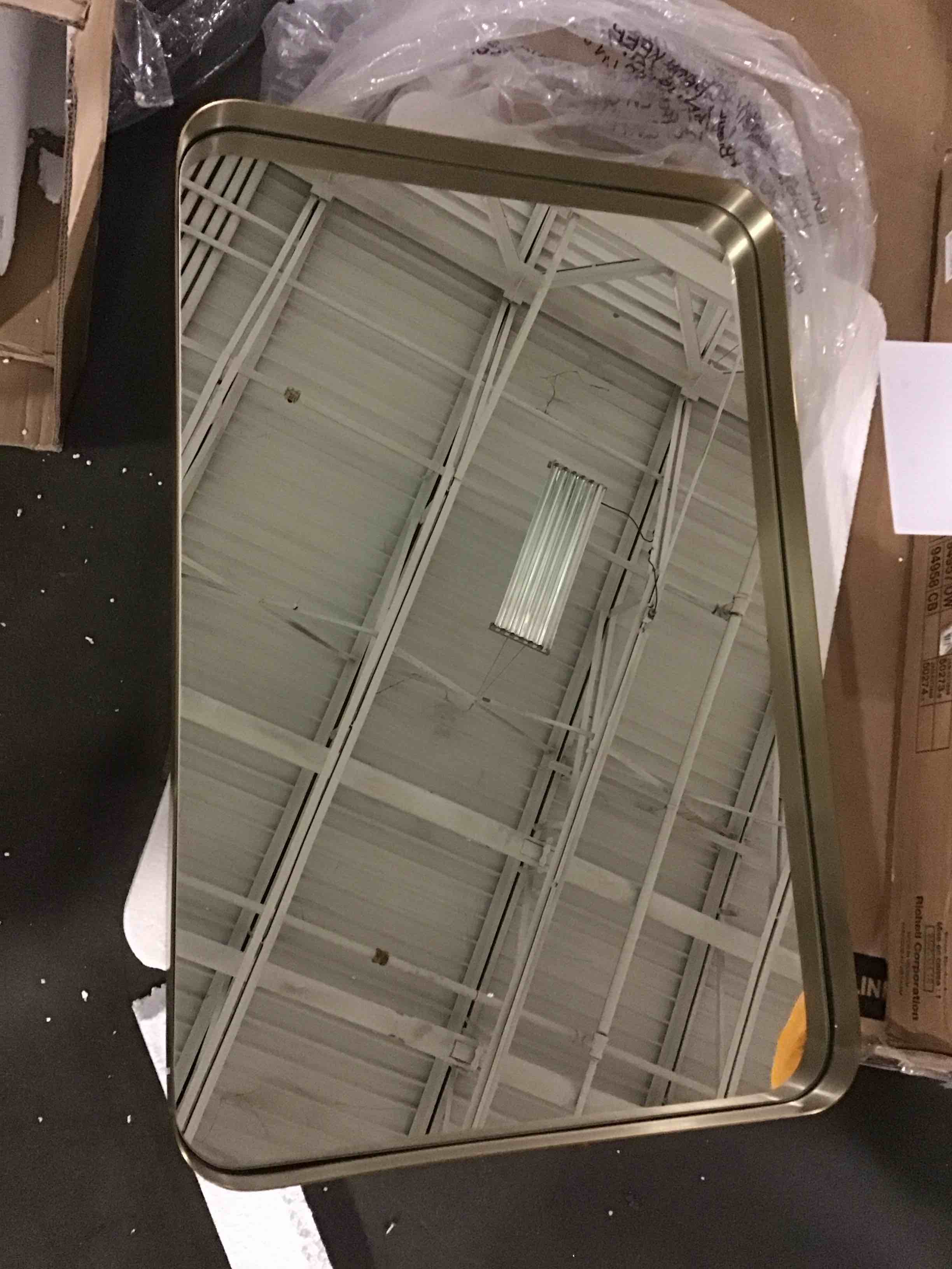 https://s3.amazonaws.com/lotting-images-prod/bidfta/RED4968086_1702906347521.jpeg
