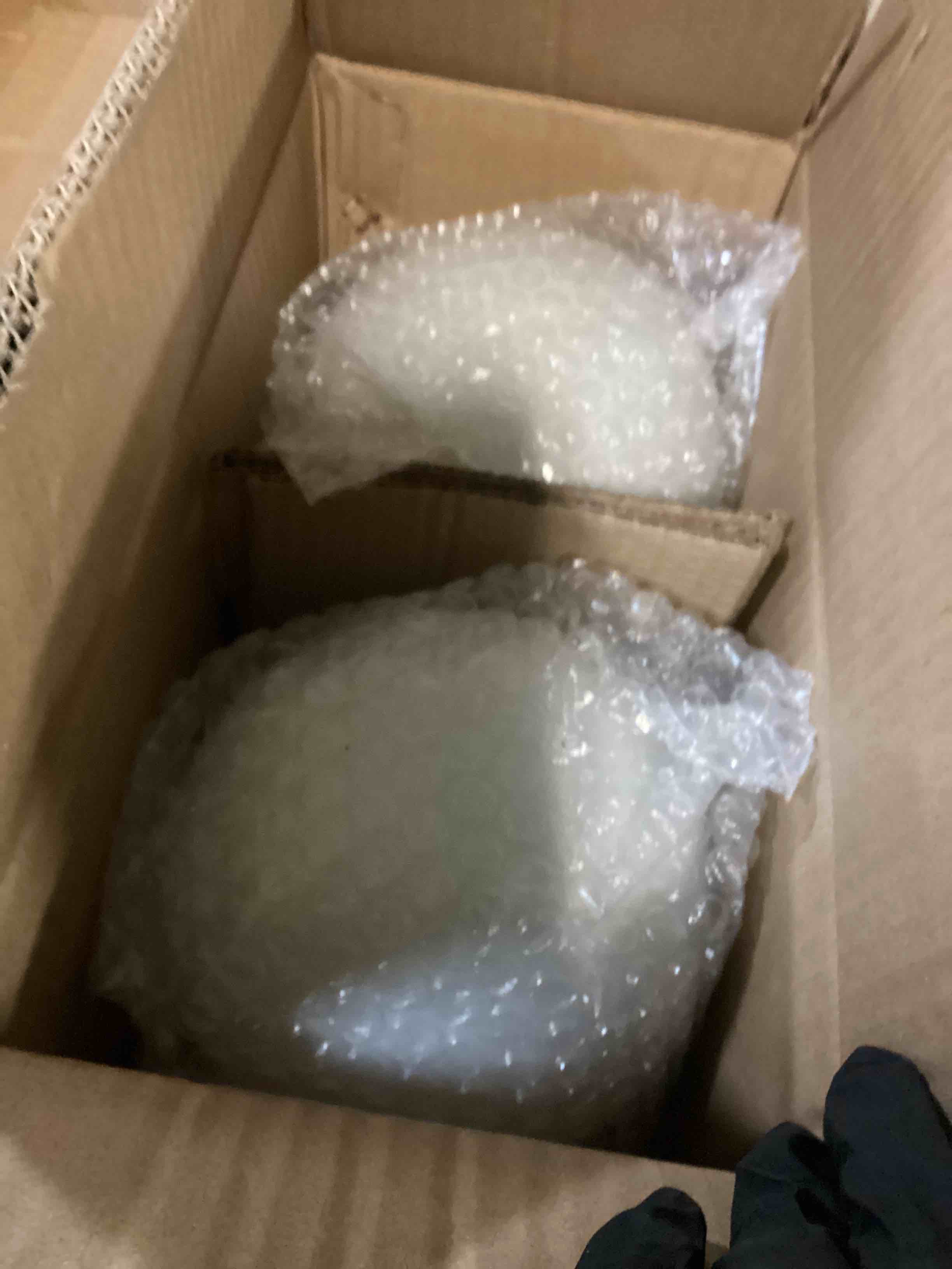 https://s3.amazonaws.com/lotting-images-prod/bidfta/RED4971153_1702557770138.jpeg