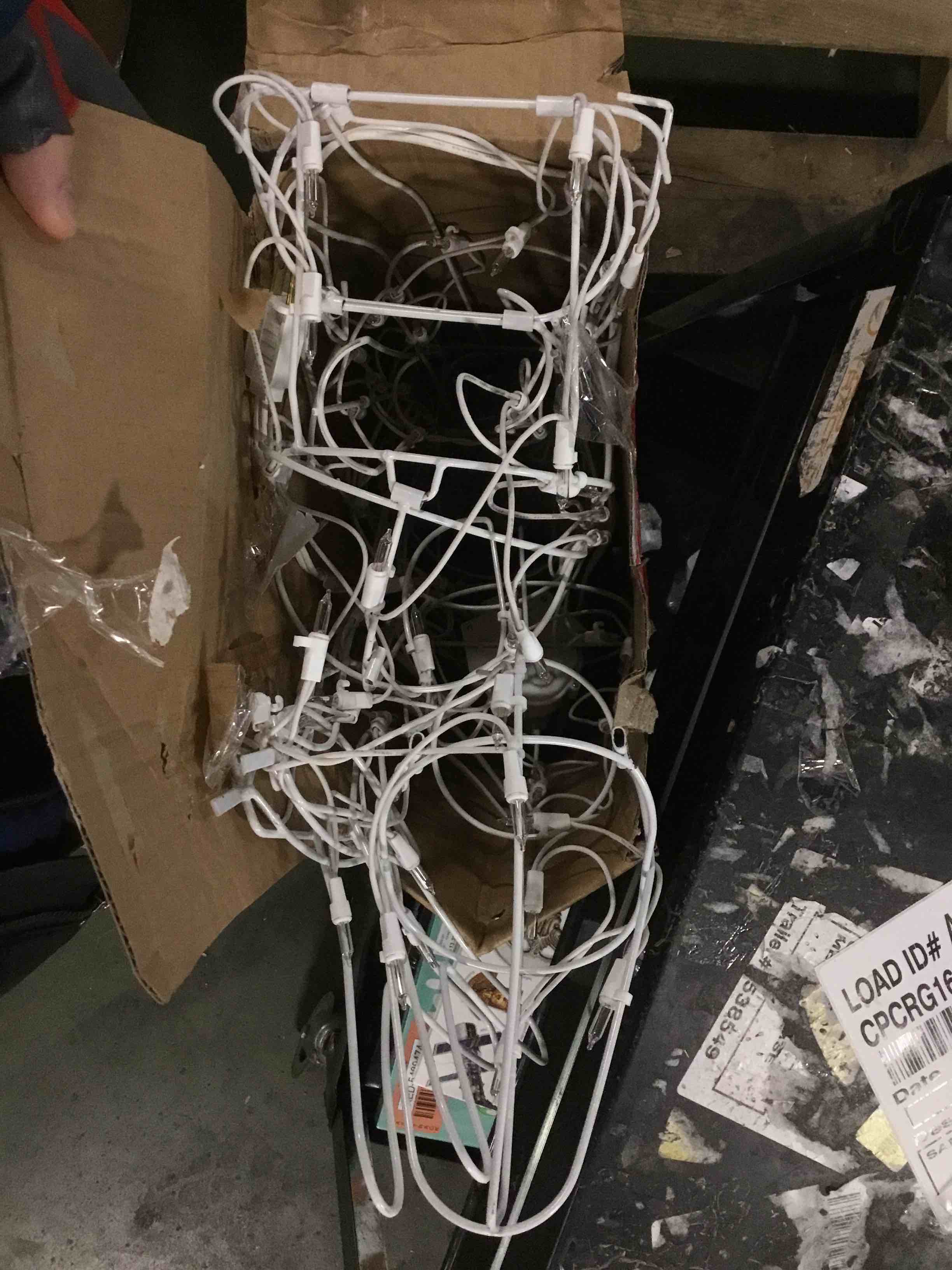 https://s3.amazonaws.com/lotting-images-prod/bidfta/RED4972049_1702388622987.jpeg