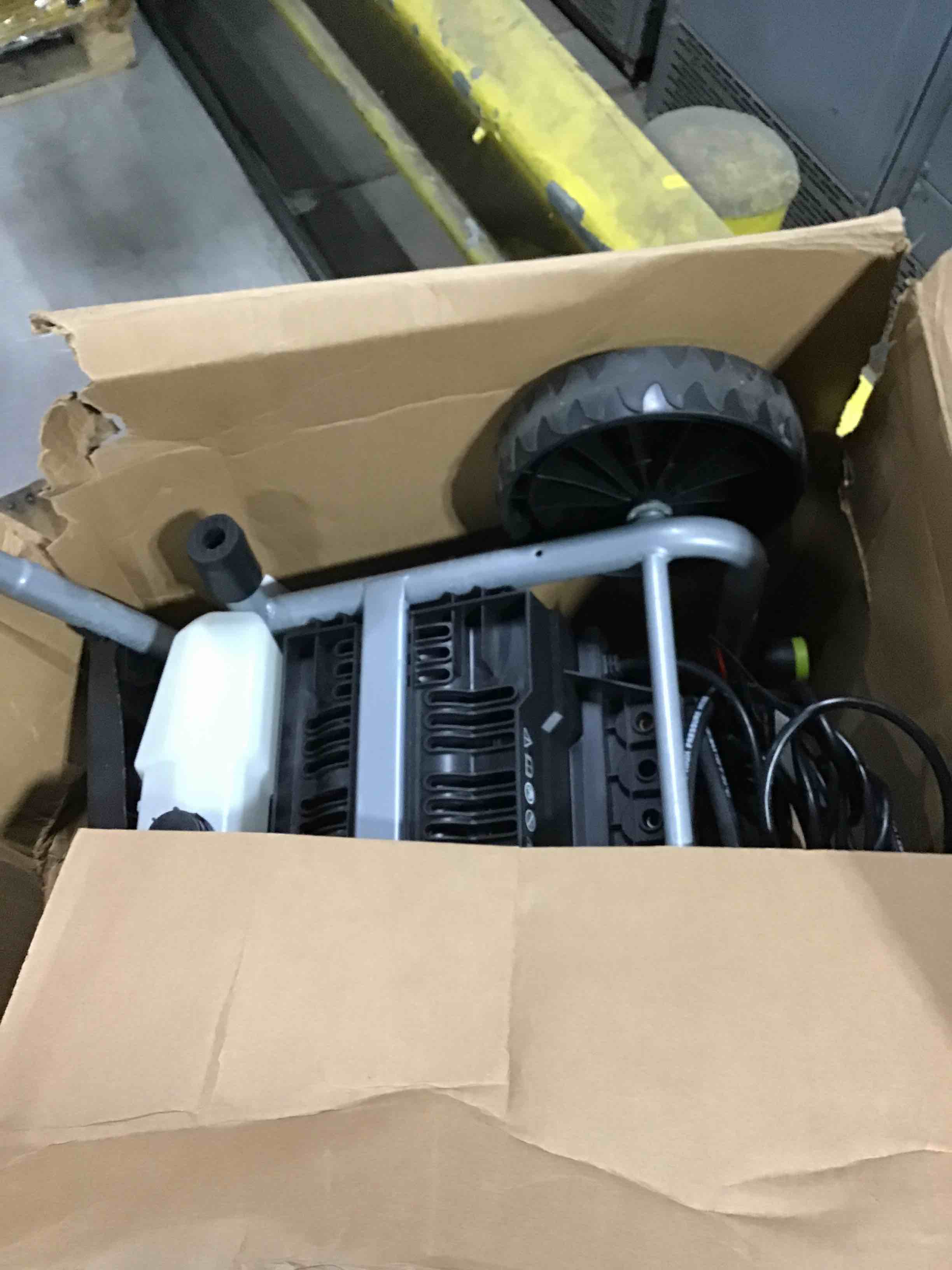 https://s3.amazonaws.com/lotting-images-prod/bidfta/RED4980991_1693513842631.jpeg