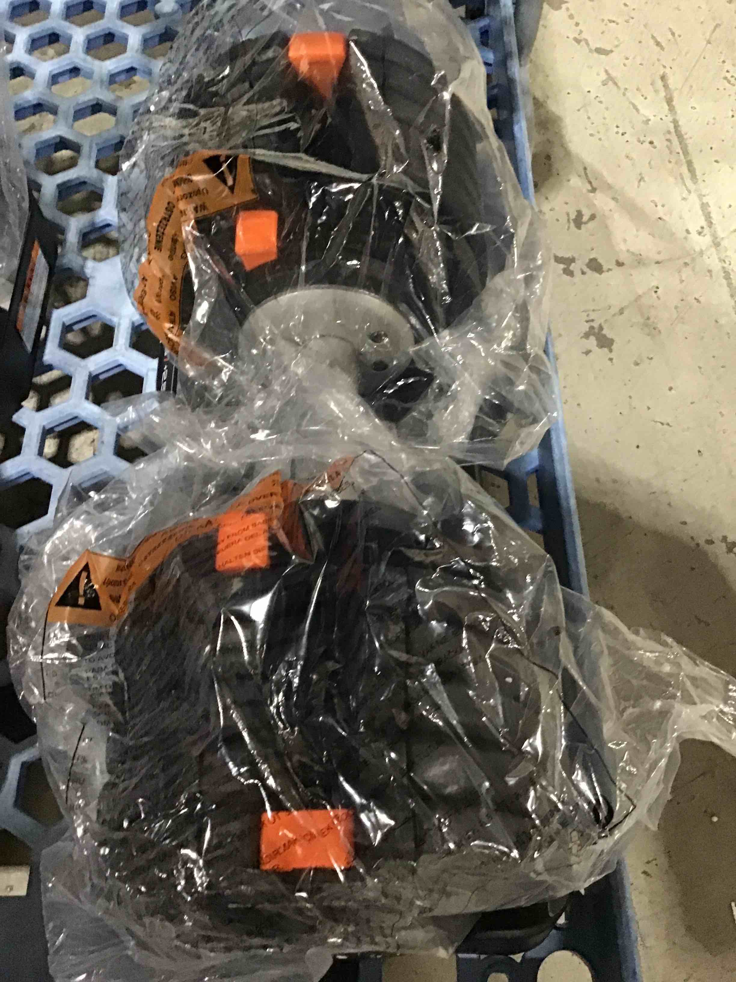 https://s3.amazonaws.com/lotting-images-prod/bidfta/RED5041981_1696090030249.jpeg