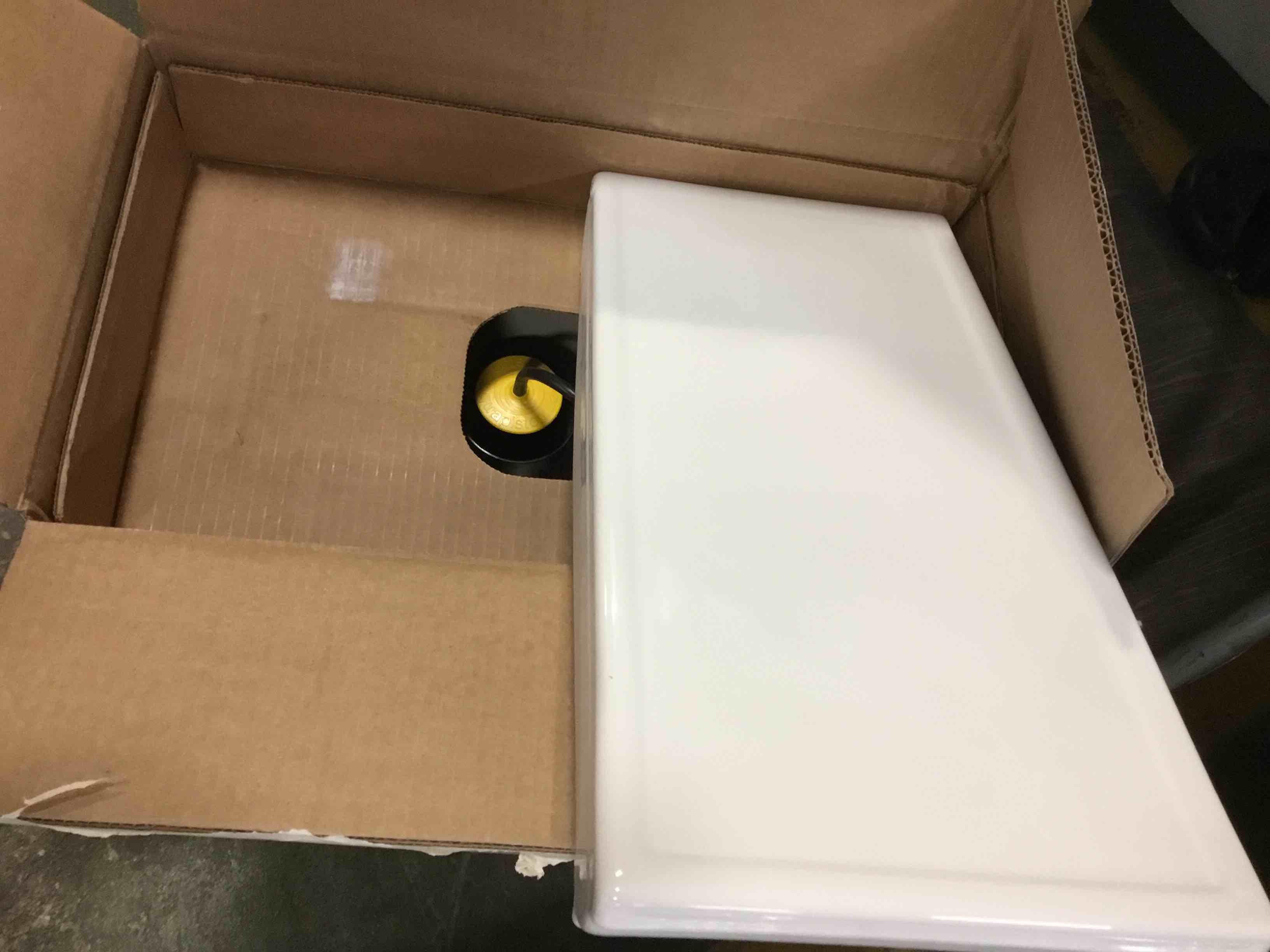 https://s3.amazonaws.com/lotting-images-prod/bidfta/RED5049181_1693918157325.jpeg