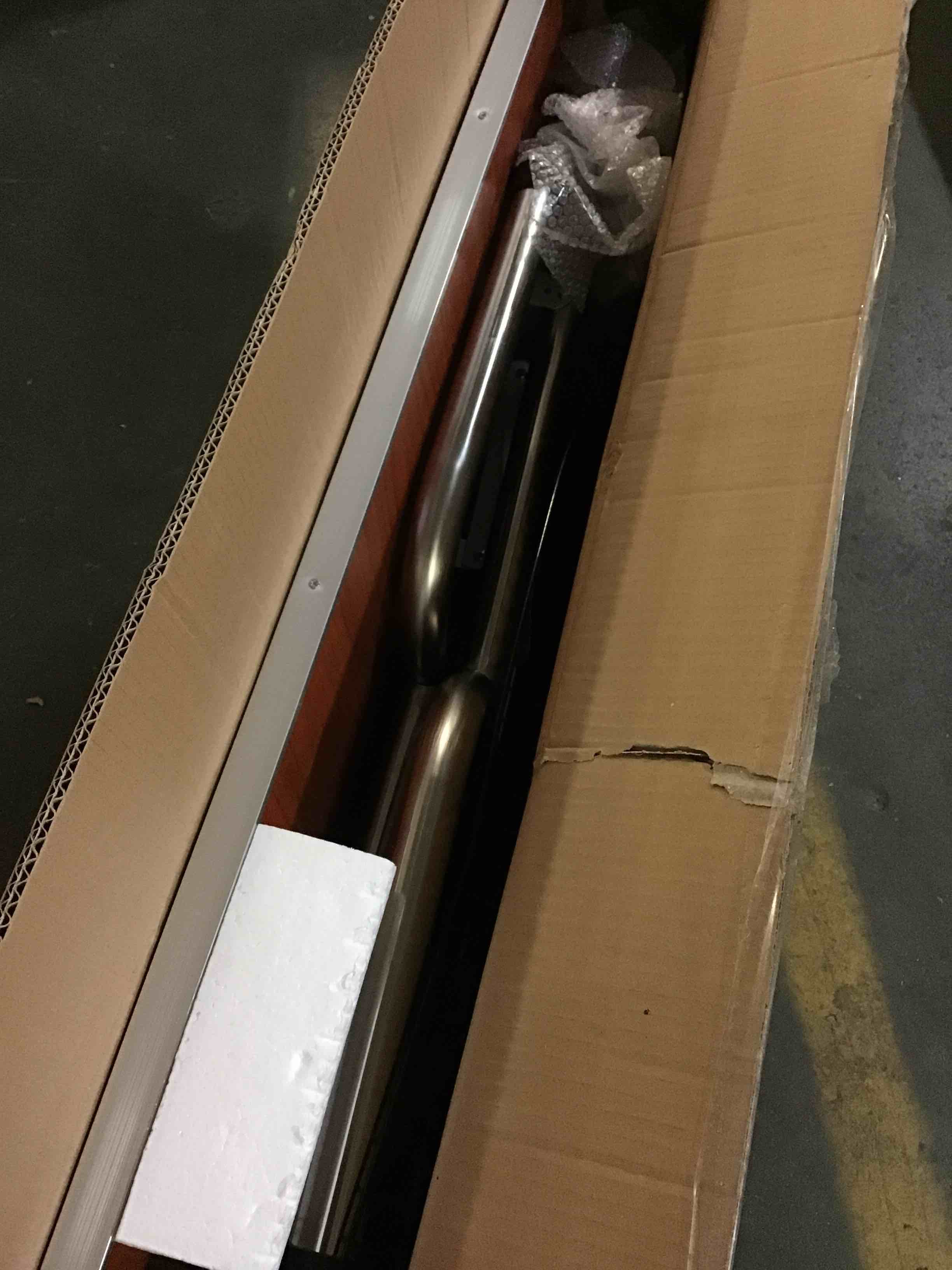 https://s3.amazonaws.com/lotting-images-prod/bidfta/RED5067411_1695990593284.jpeg