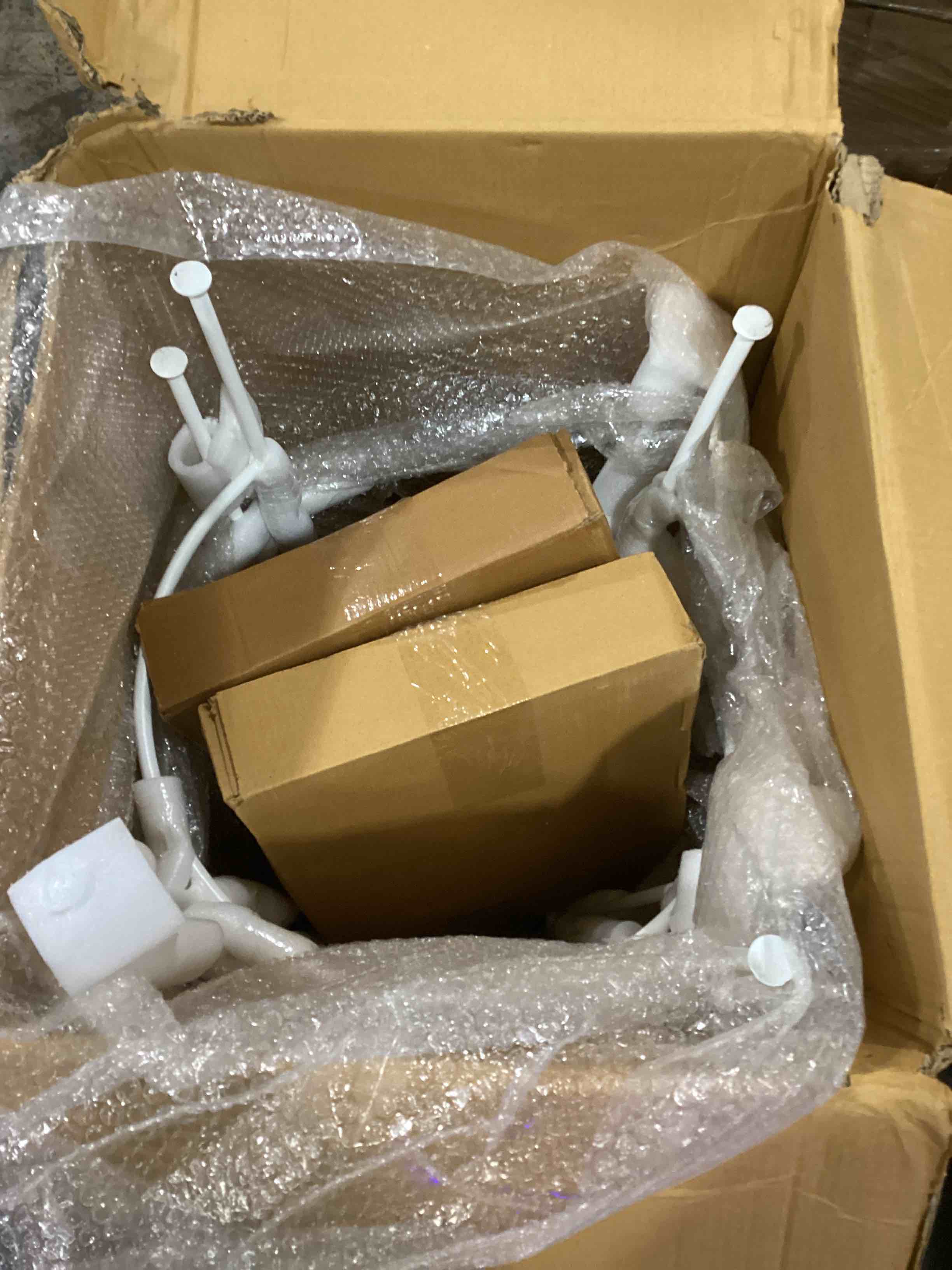 https://s3.amazonaws.com/lotting-images-prod/bidfta/RED5073893_1710264028702.jpeg
