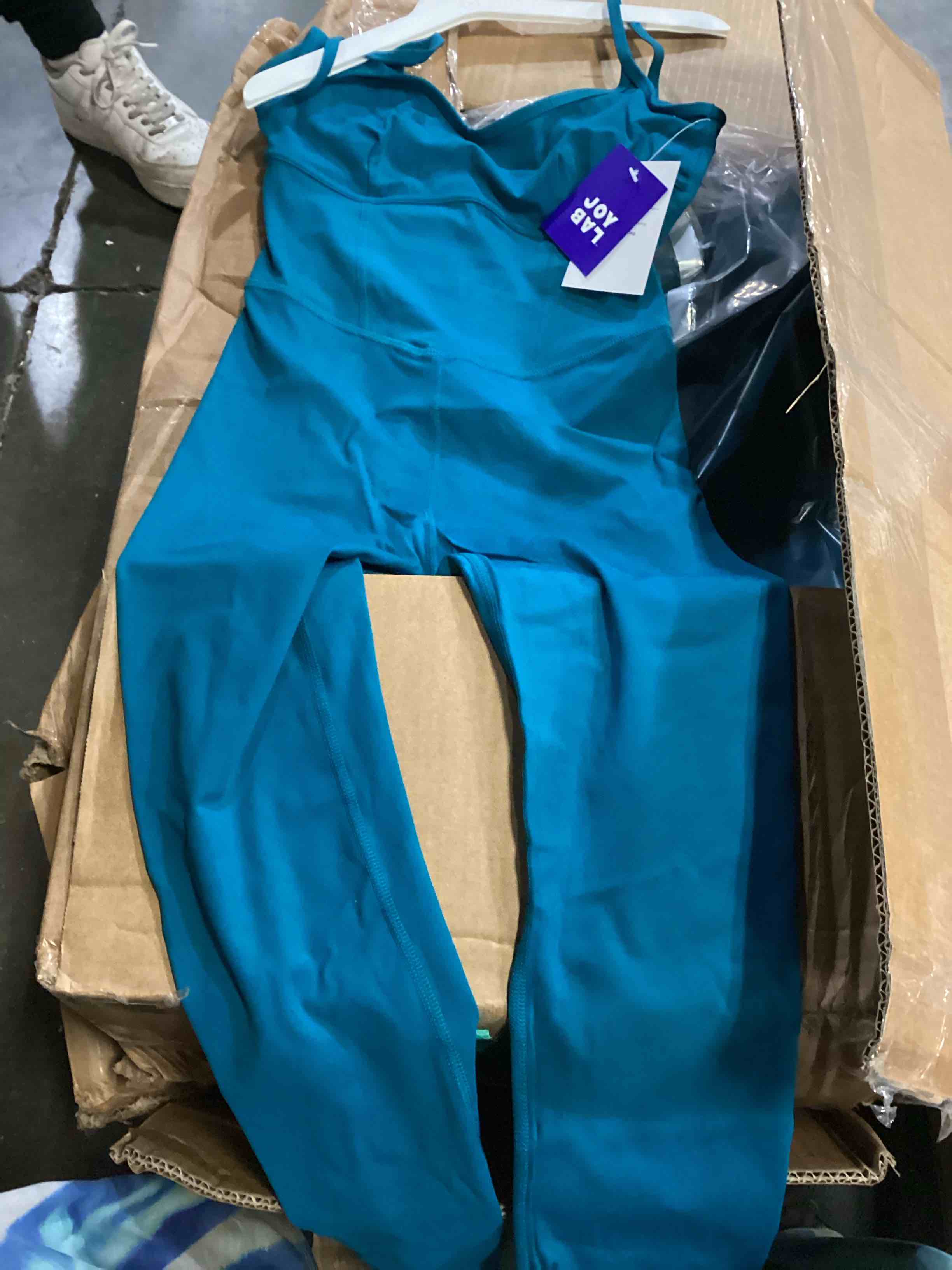 https://s3.amazonaws.com/lotting-images-prod/bidfta/RED5077267_1706122280722.jpeg
