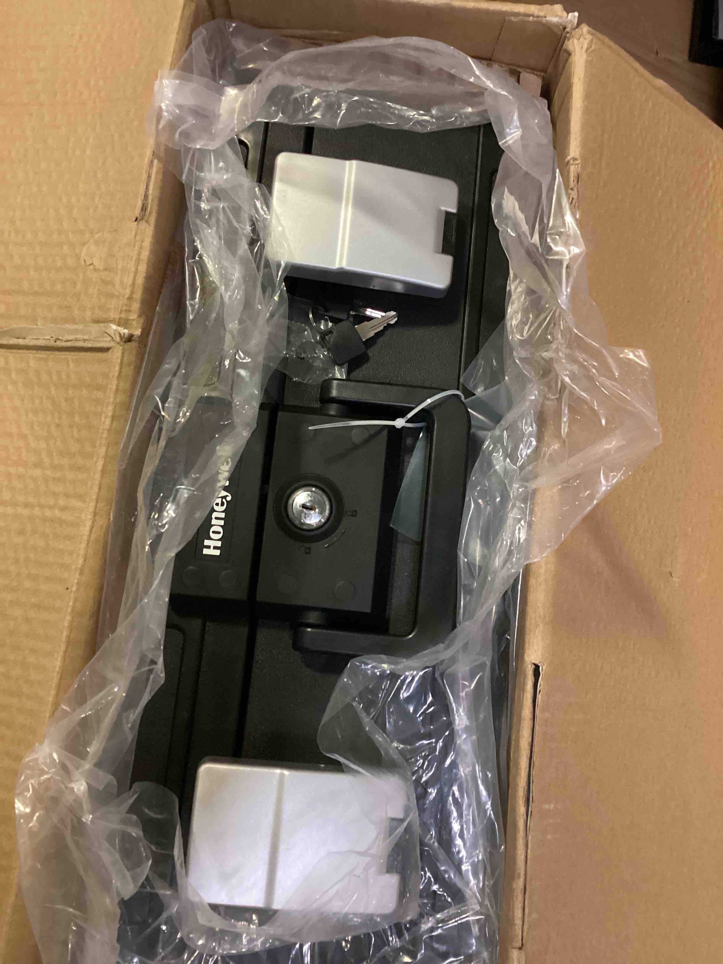 https://s3.amazonaws.com/lotting-images-prod/bidfta/RED5086513_1703170675224.jpeg