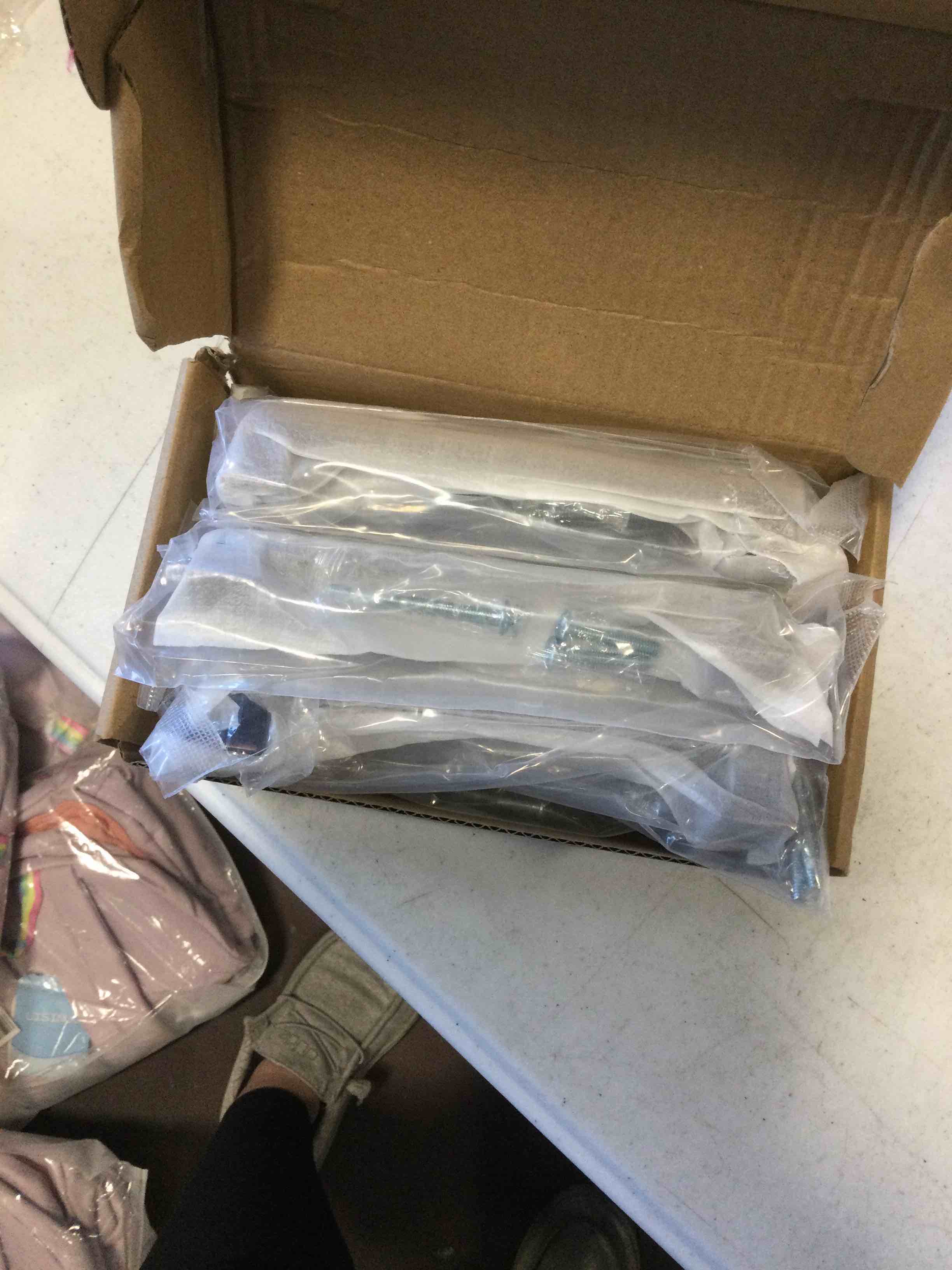 https://s3.amazonaws.com/lotting-images-prod/bidfta/RED5087190_1702568400231.jpeg