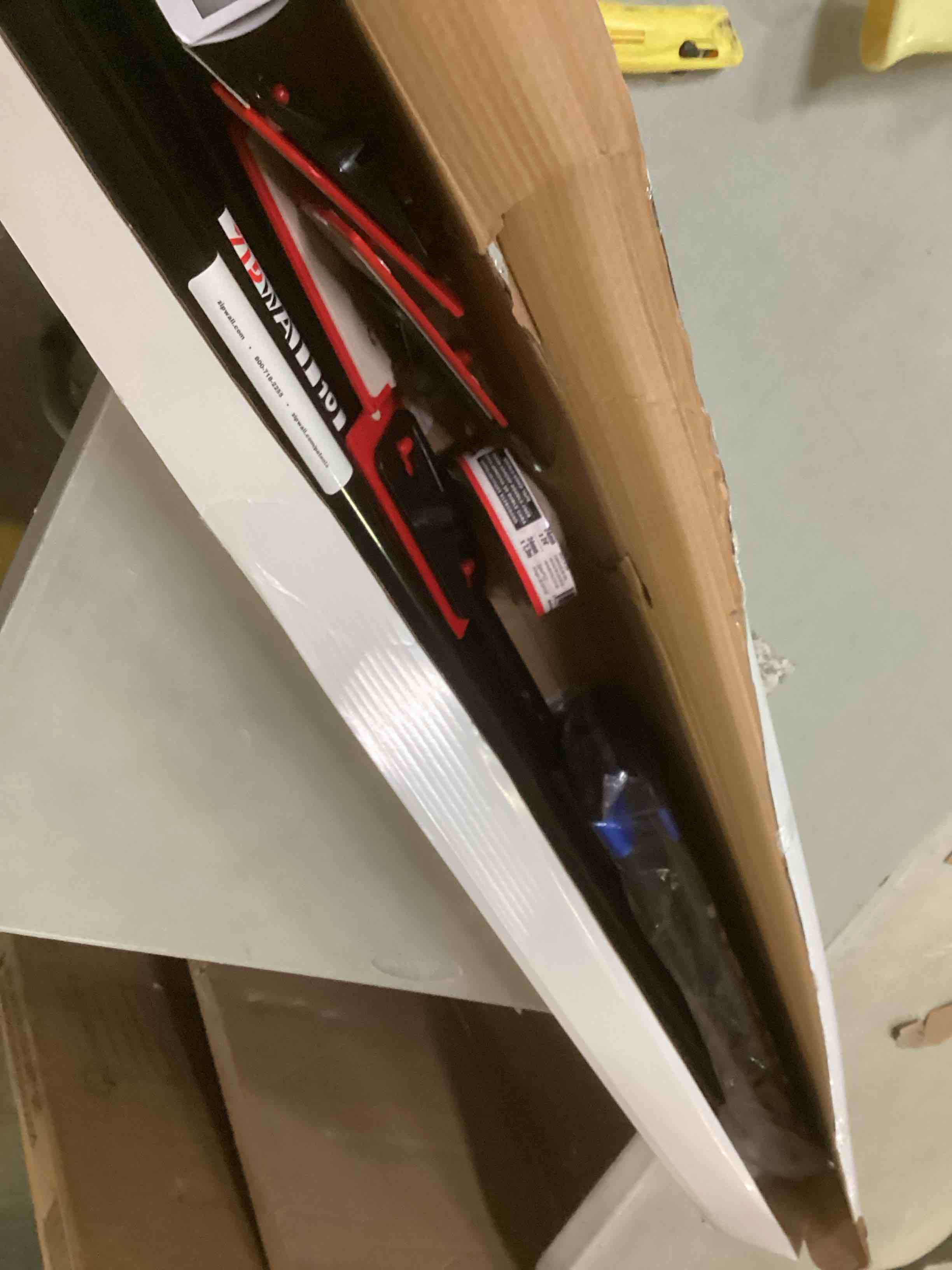 https://s3.amazonaws.com/lotting-images-prod/bidfta/RED5090386_1703186223839.jpeg
