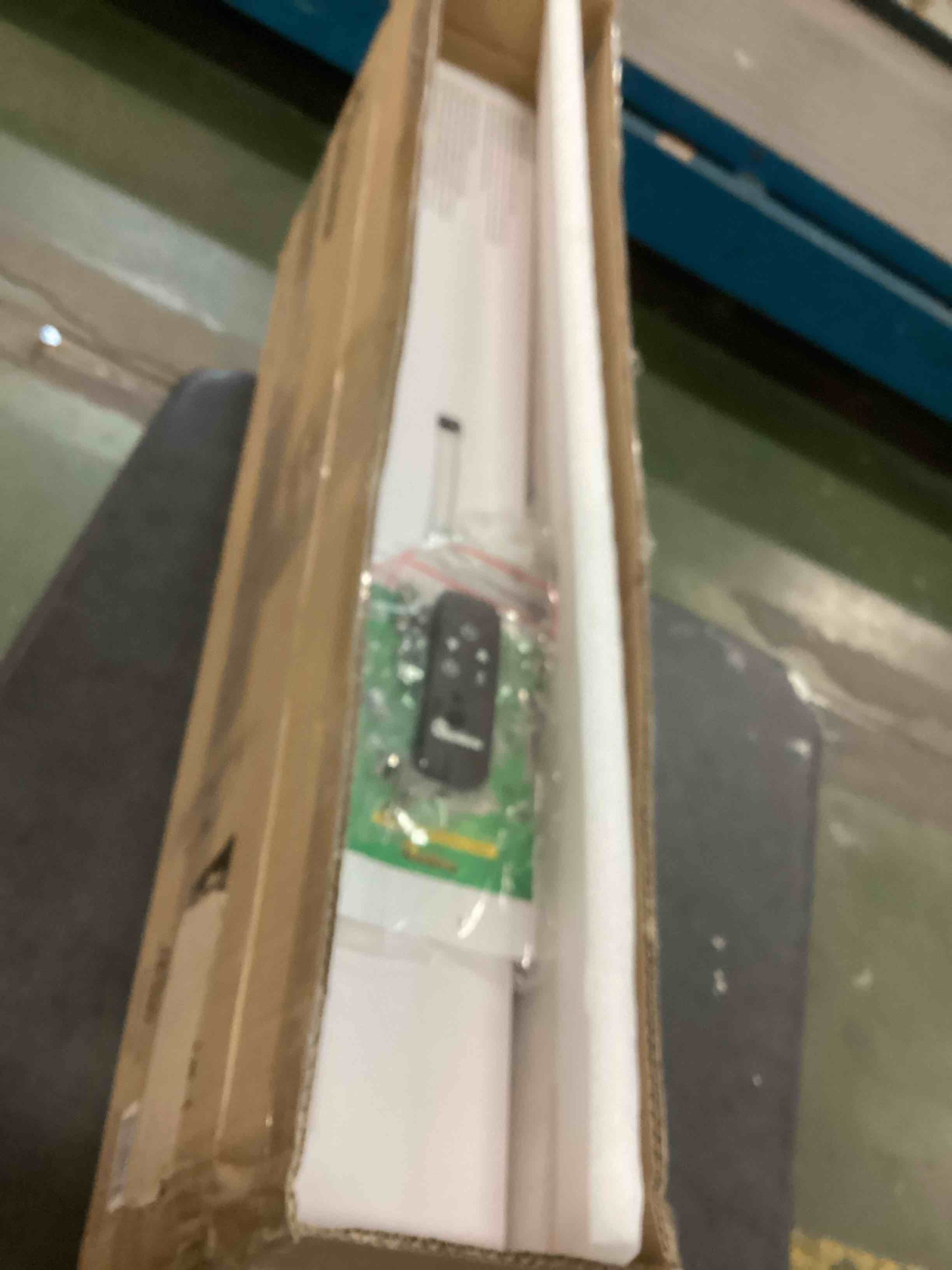 https://s3.amazonaws.com/lotting-images-prod/bidfta/RED5090711_1703340081325.jpeg