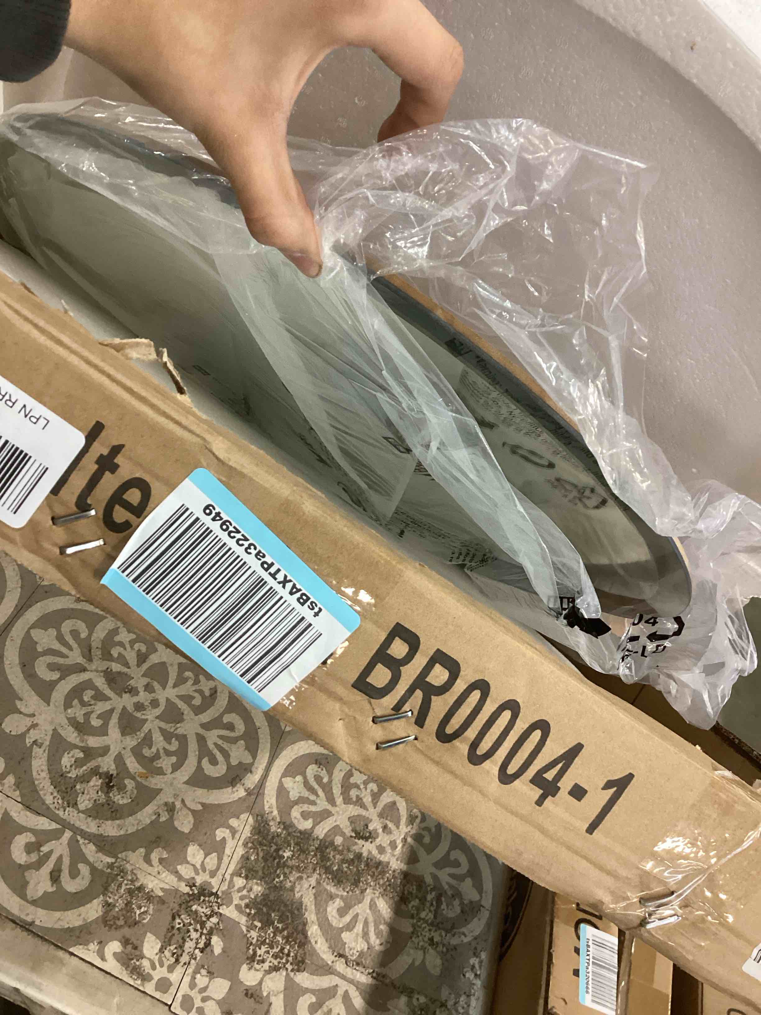 https://s3.amazonaws.com/lotting-images-prod/bidfta/RED5091370_1704301705018.jpeg