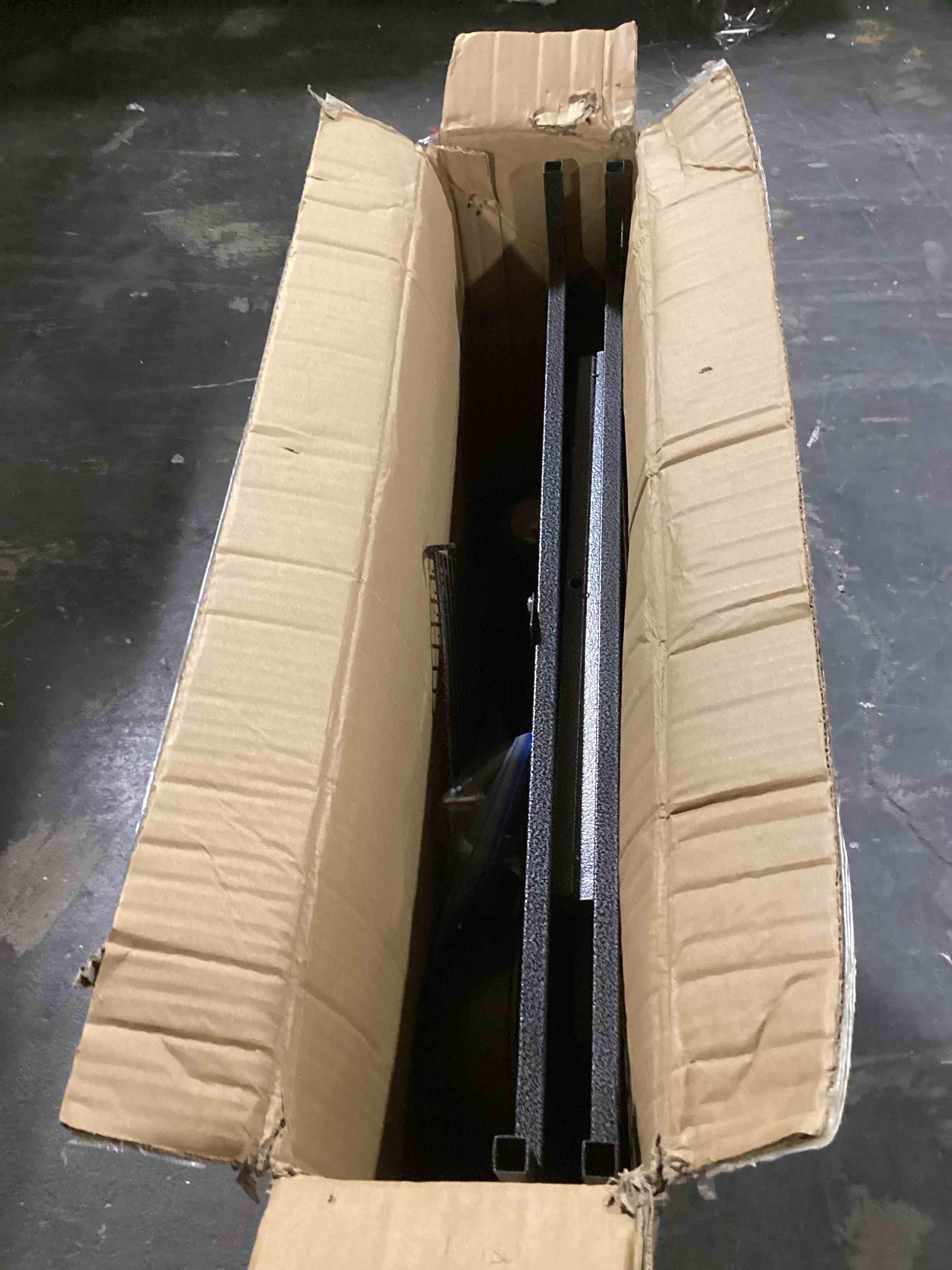 https://s3.amazonaws.com/lotting-images-prod/bidfta/RED5103304_1707413868989.jpeg