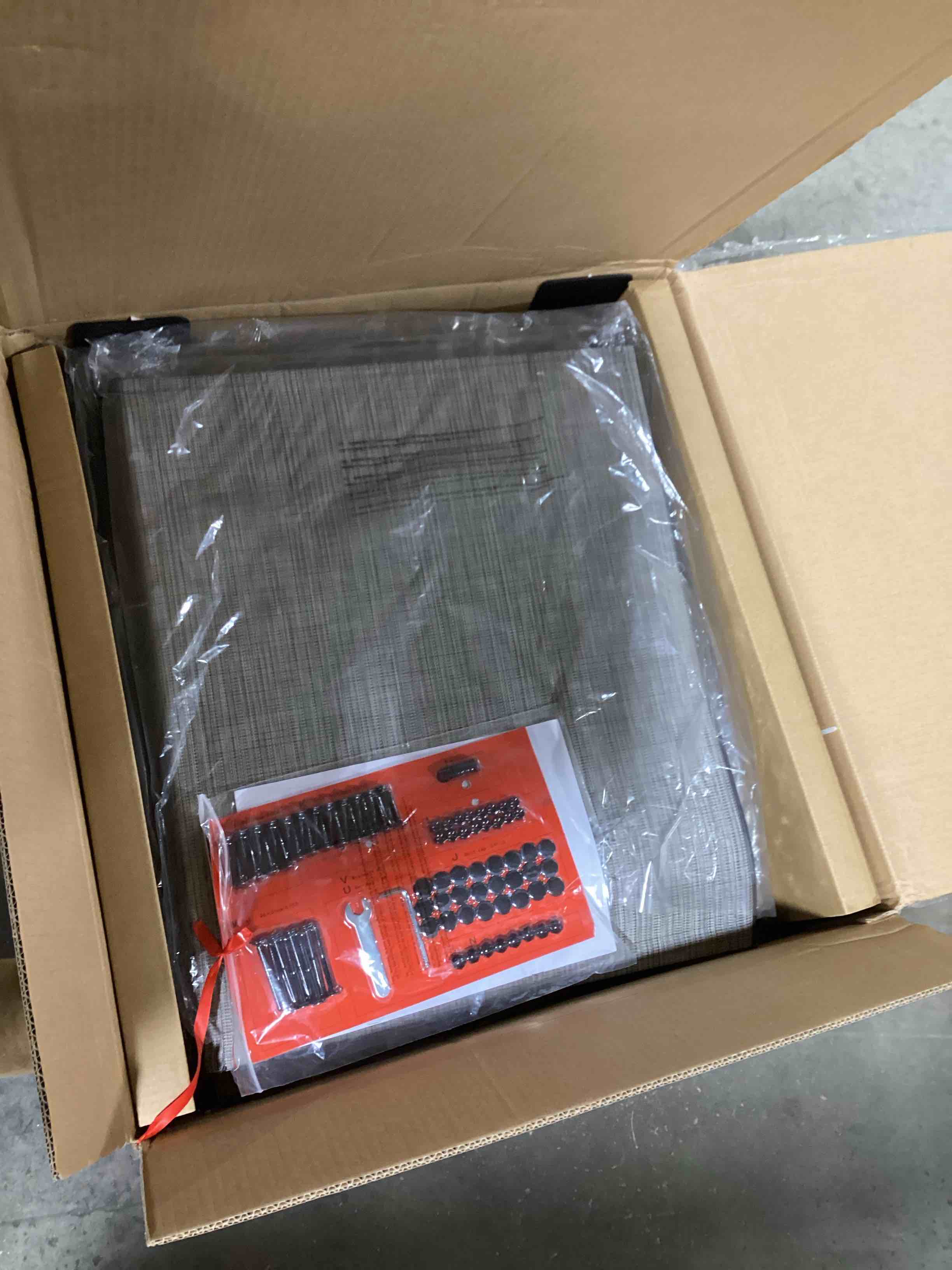 https://s3.amazonaws.com/lotting-images-prod/bidfta/RED5104018_1704895414208.jpeg