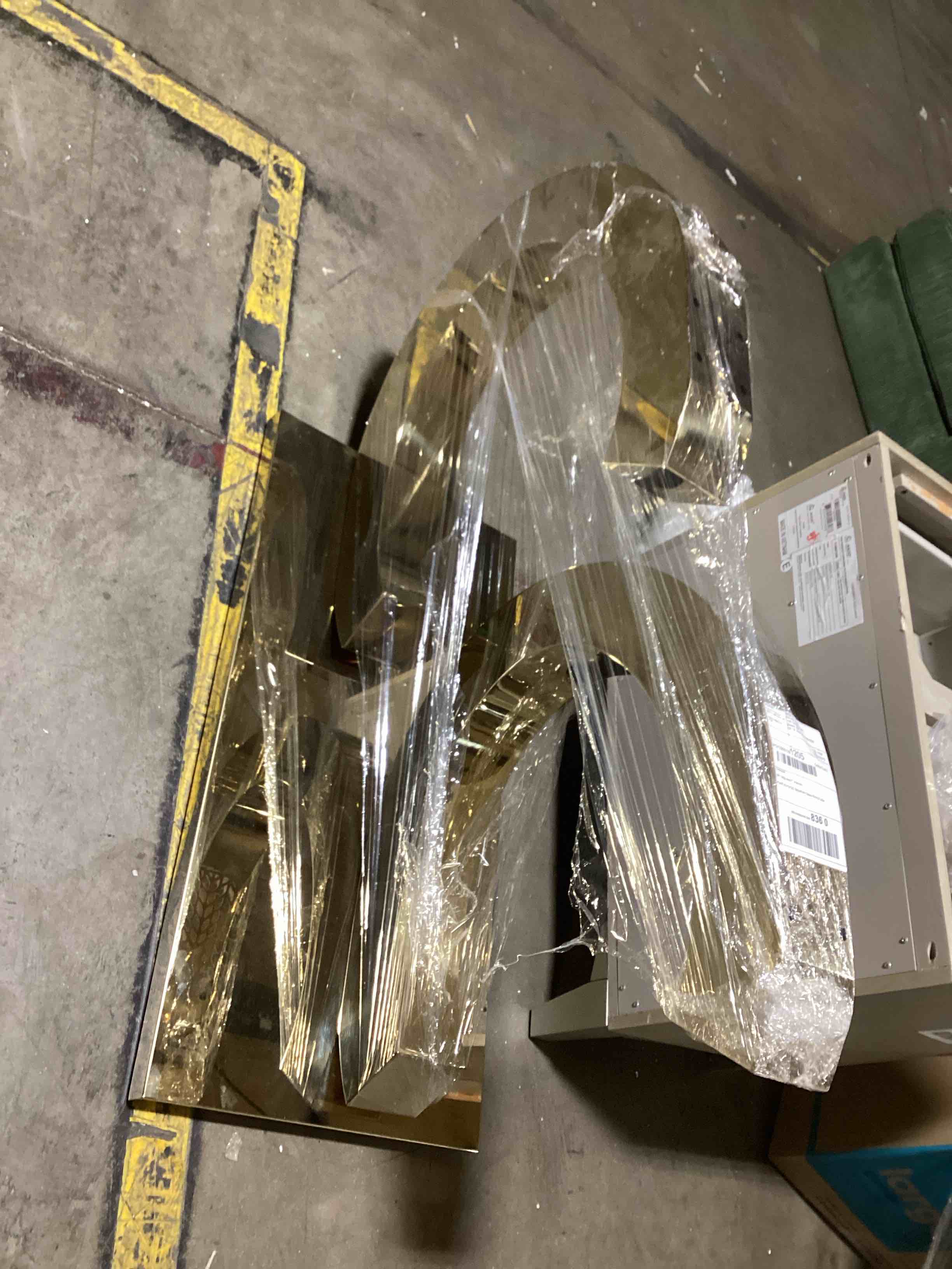 https://s3.amazonaws.com/lotting-images-prod/bidfta/RED5104316_1705082941834.jpeg