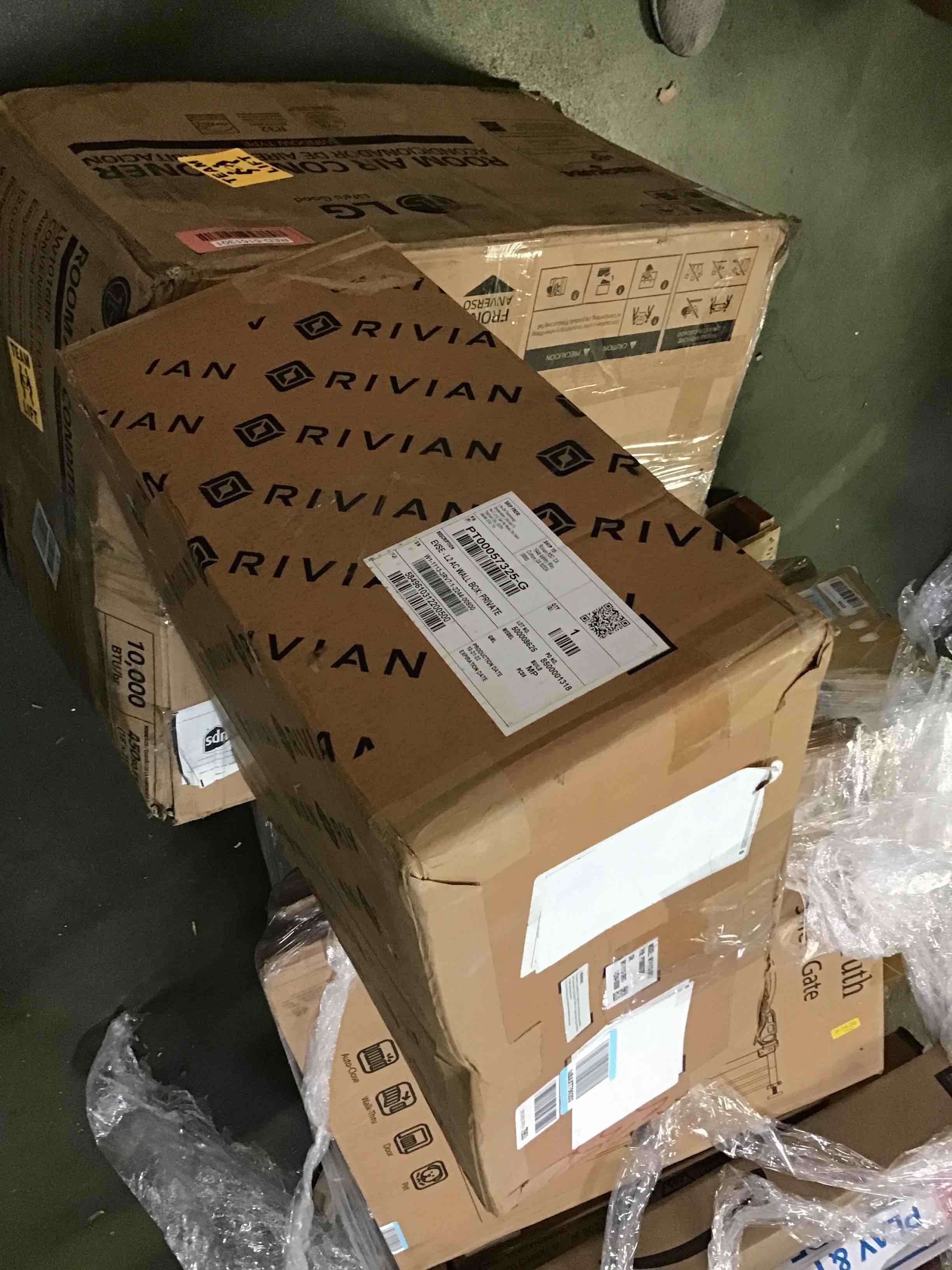 https://s3.amazonaws.com/lotting-images-prod/bidfta/RED5151304_1694102464240.jpeg