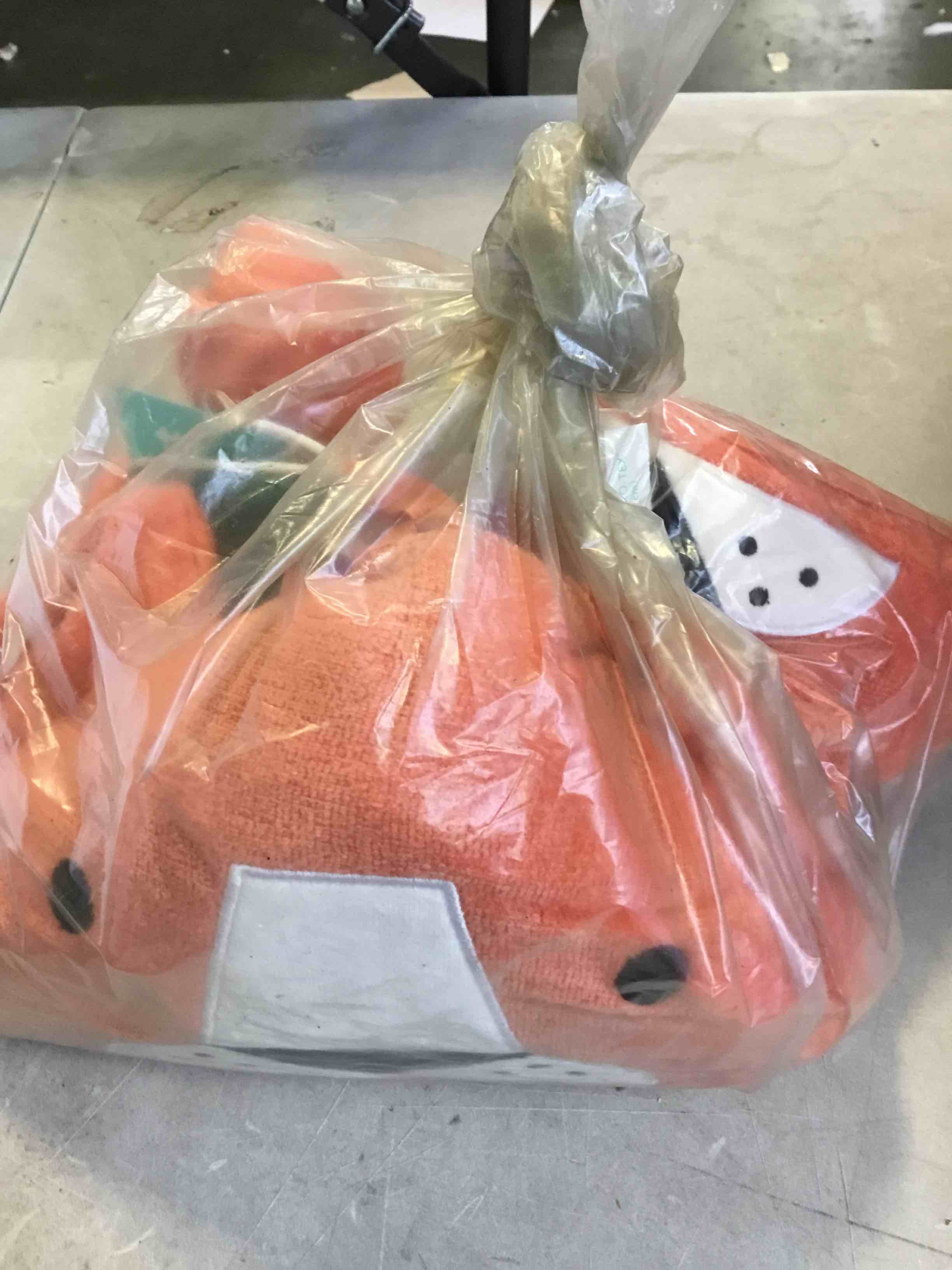 https://s3.amazonaws.com/lotting-images-prod/bidfta/RED5151550_1693334208466.jpeg