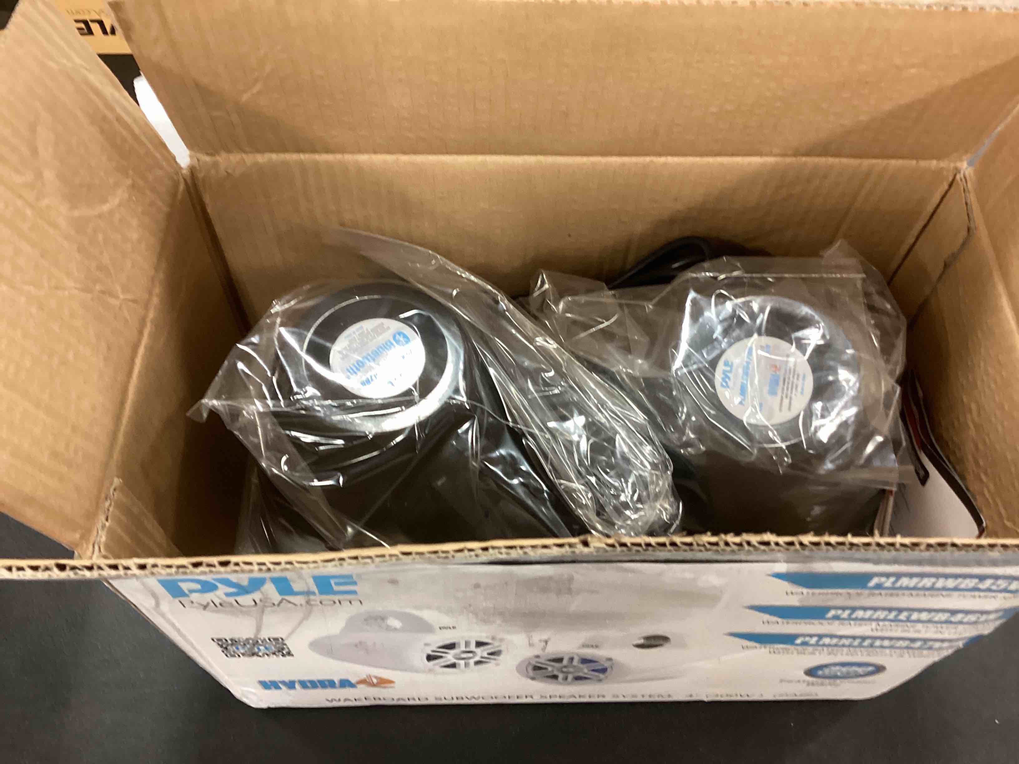 https://s3.amazonaws.com/lotting-images-prod/bidfta/RED5156193_1688572236926.jpeg