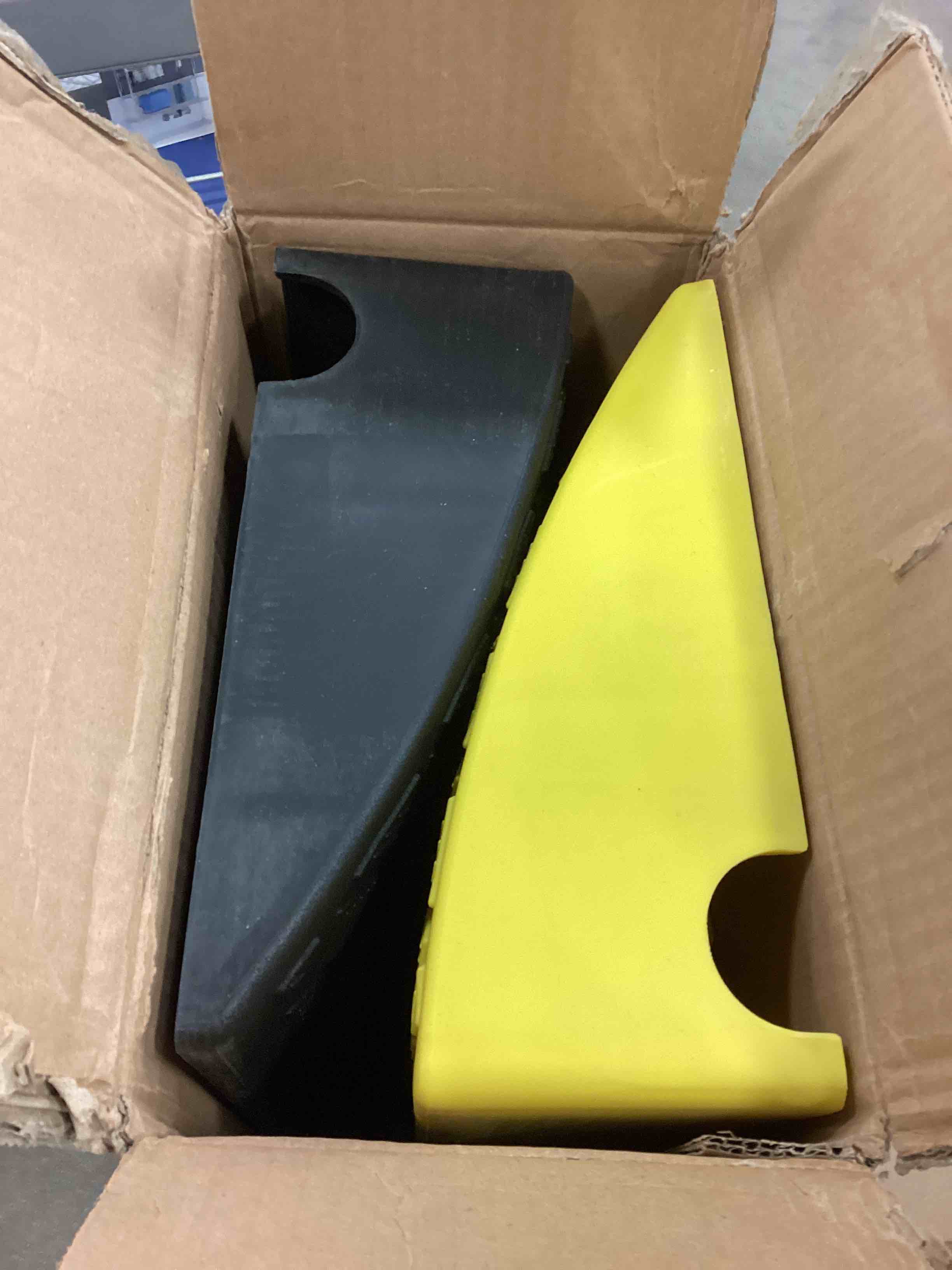 https://s3.amazonaws.com/lotting-images-prod/bidfta/RED5156850_1688993626503.jpeg