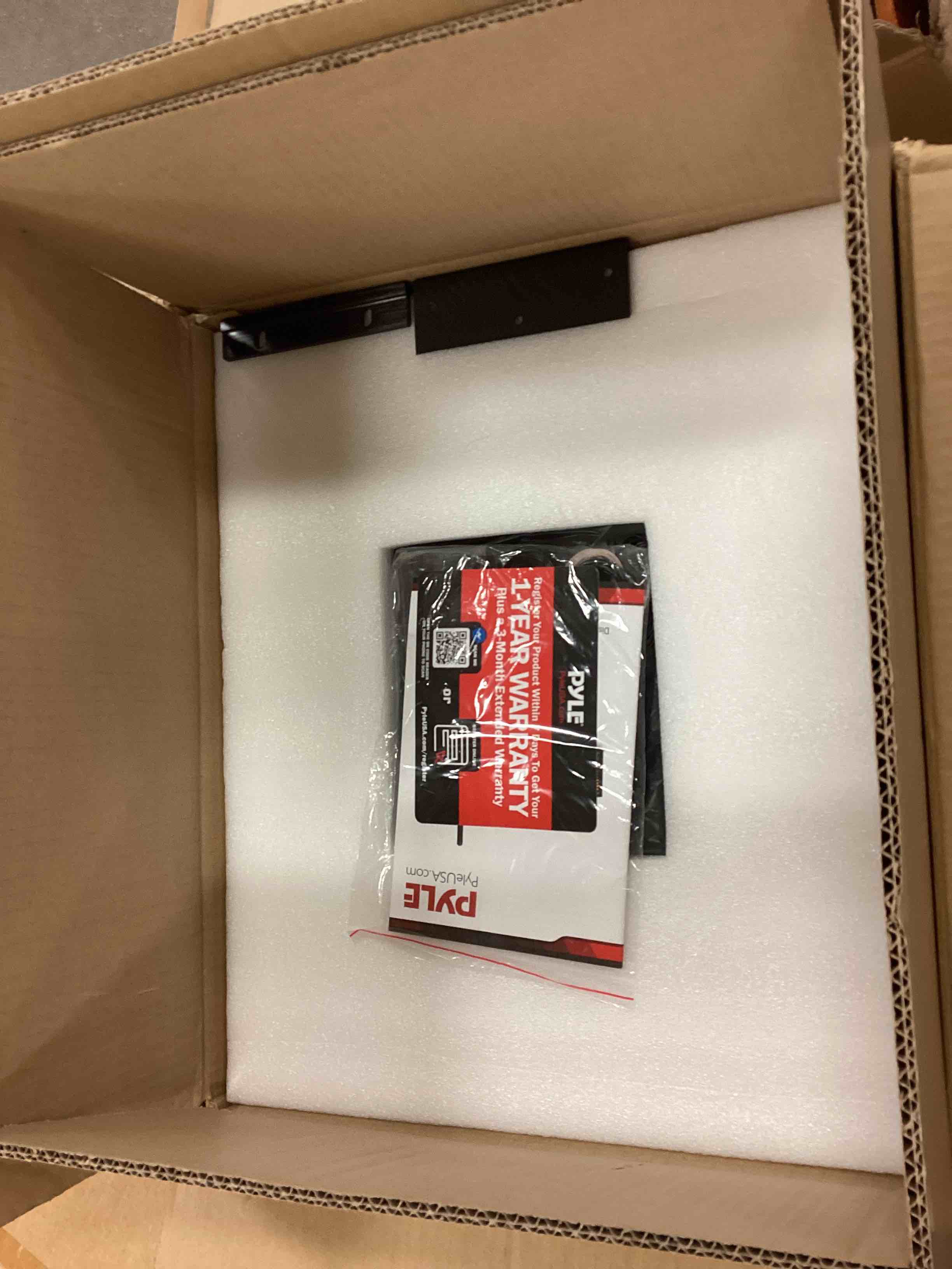 https://s3.amazonaws.com/lotting-images-prod/bidfta/RED5156851_1688993854009.jpeg