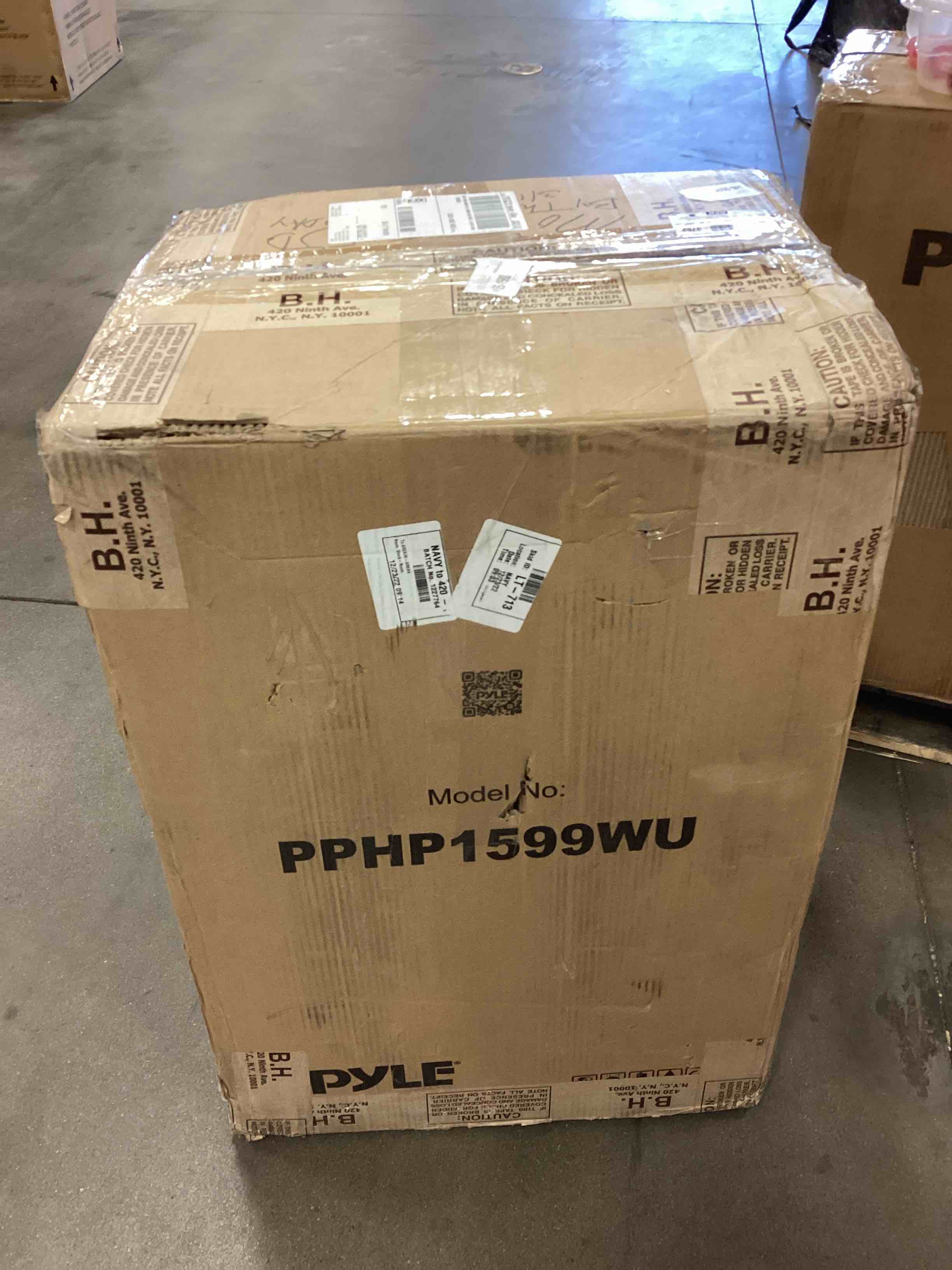 https://s3.amazonaws.com/lotting-images-prod/bidfta/RED5156907_1689002961656.jpeg