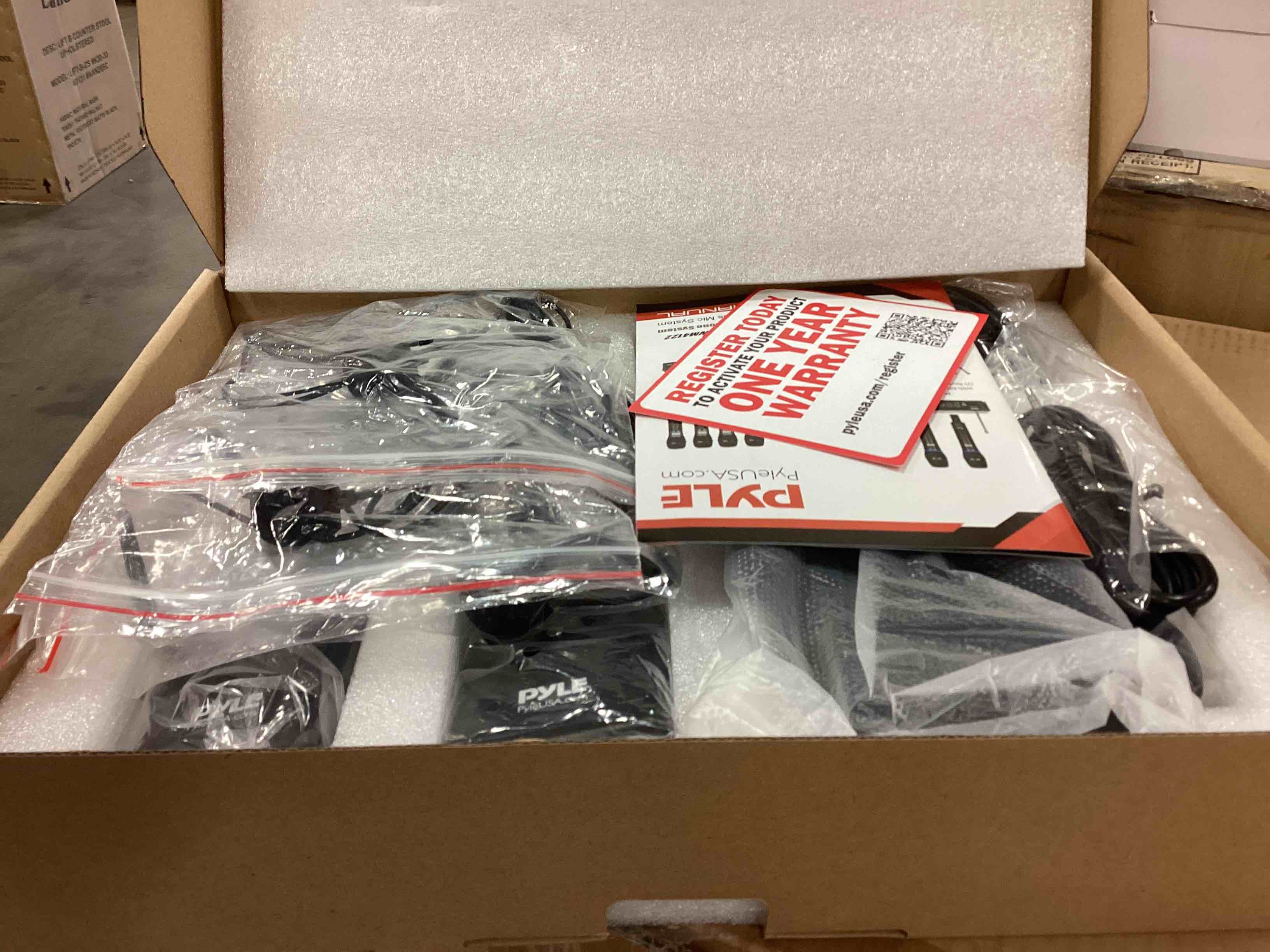 https://s3.amazonaws.com/lotting-images-prod/bidfta/RED5156921_1689005049083.jpeg