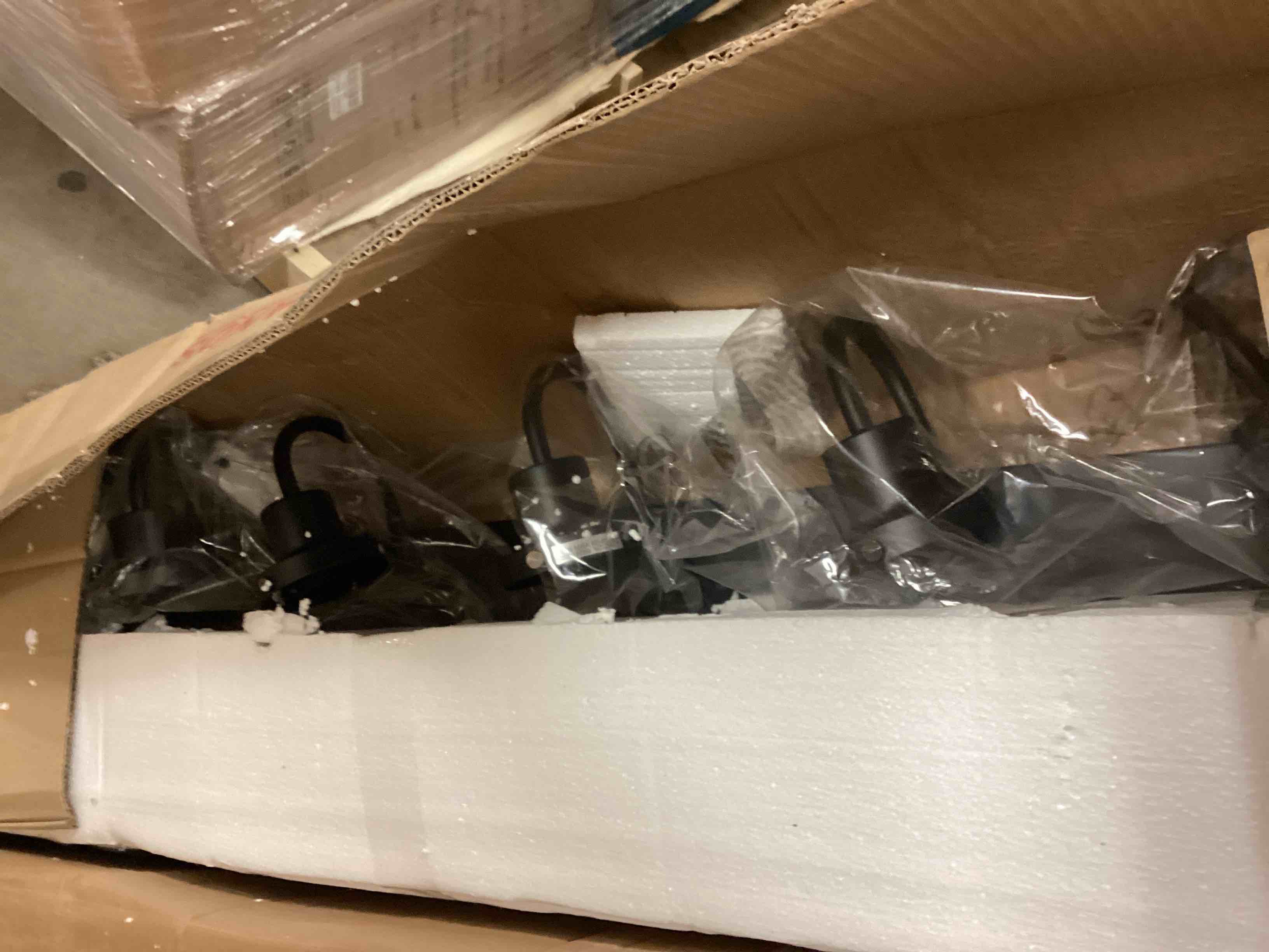 https://s3.amazonaws.com/lotting-images-prod/bidfta/RED5159018_1692905377605.jpeg