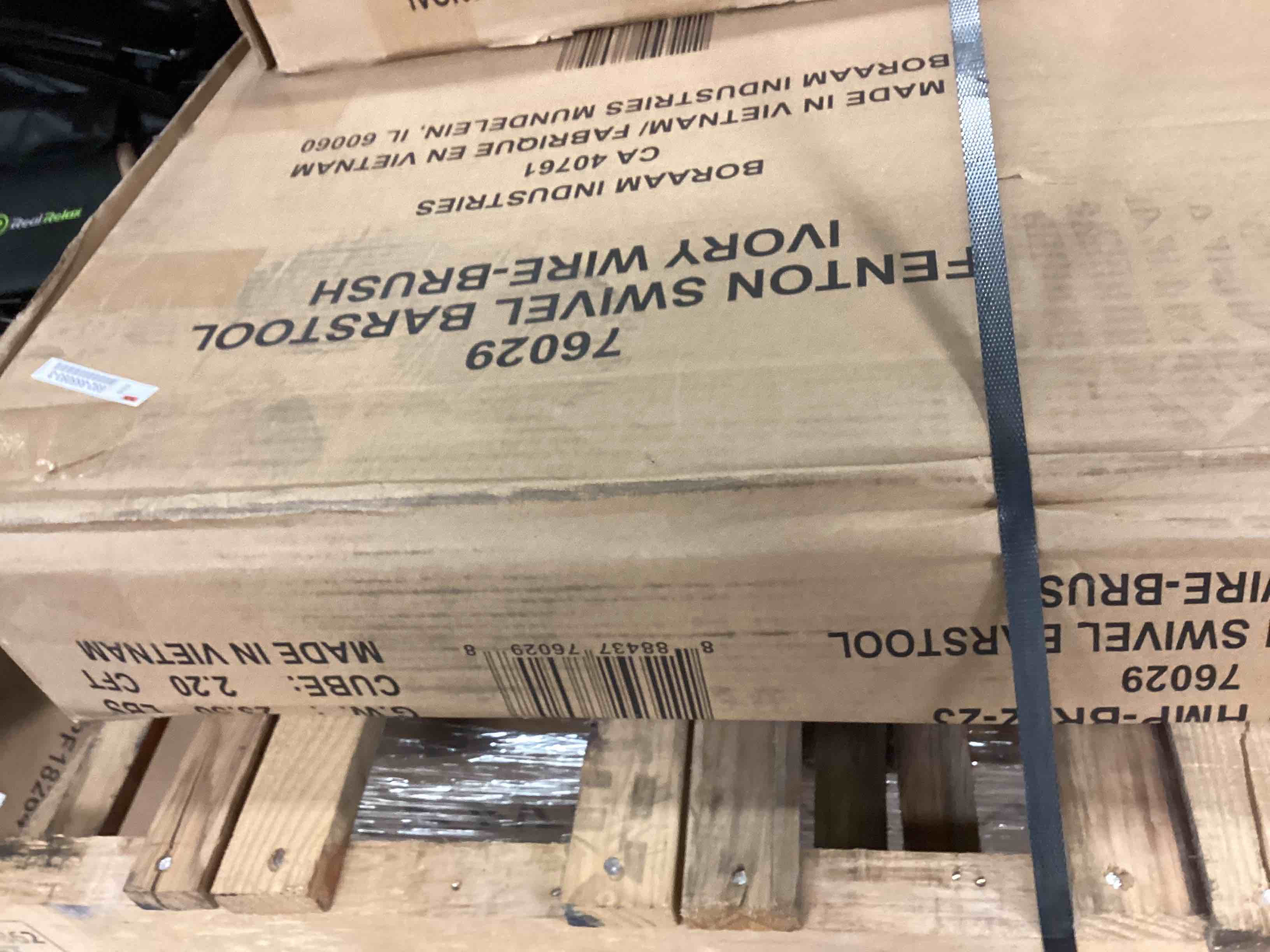 https://s3.amazonaws.com/lotting-images-prod/bidfta/RED5167207_1691521510547.jpeg