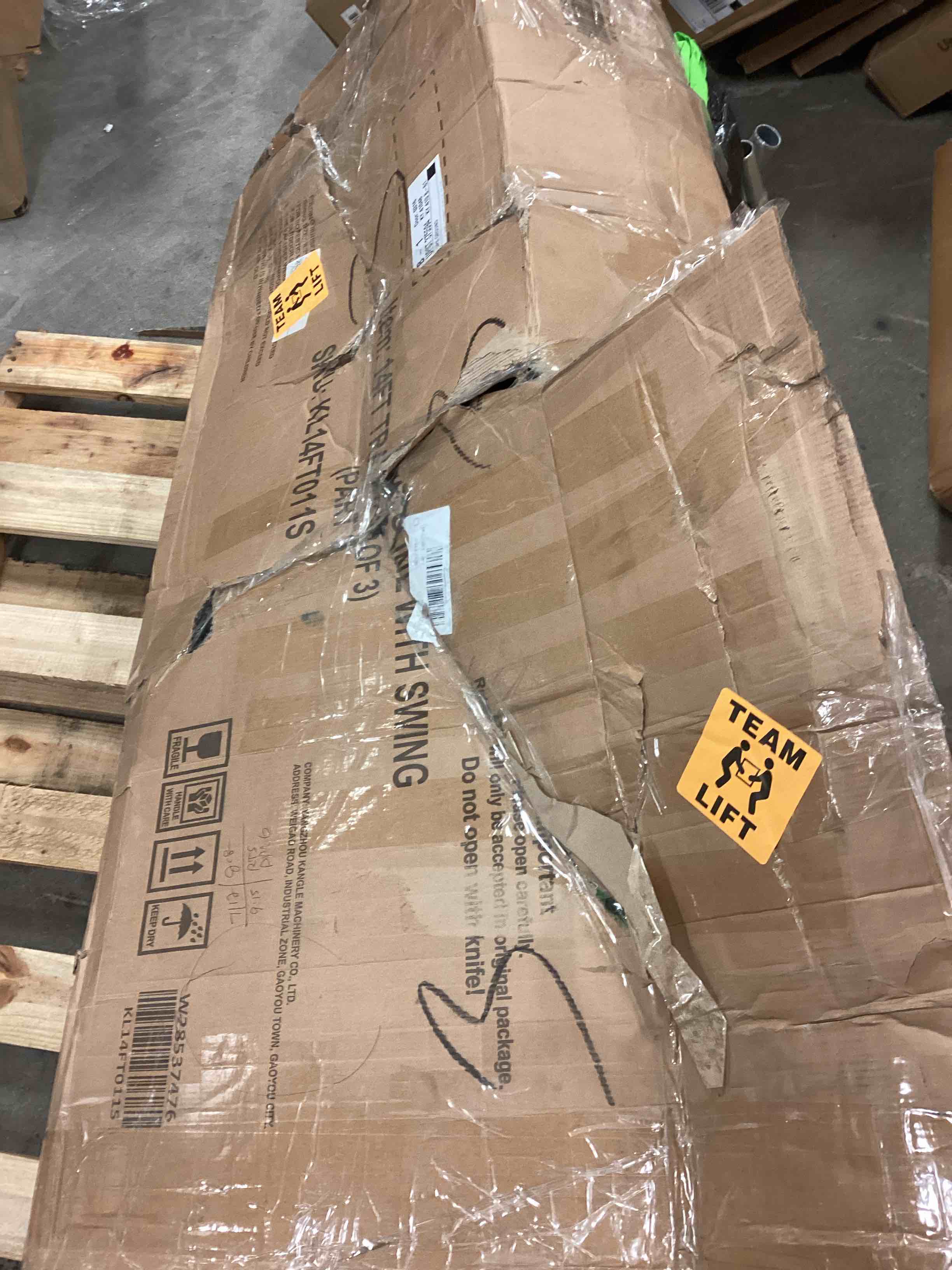 https://s3.amazonaws.com/lotting-images-prod/bidfta/RED5167737_1692708907244.jpeg