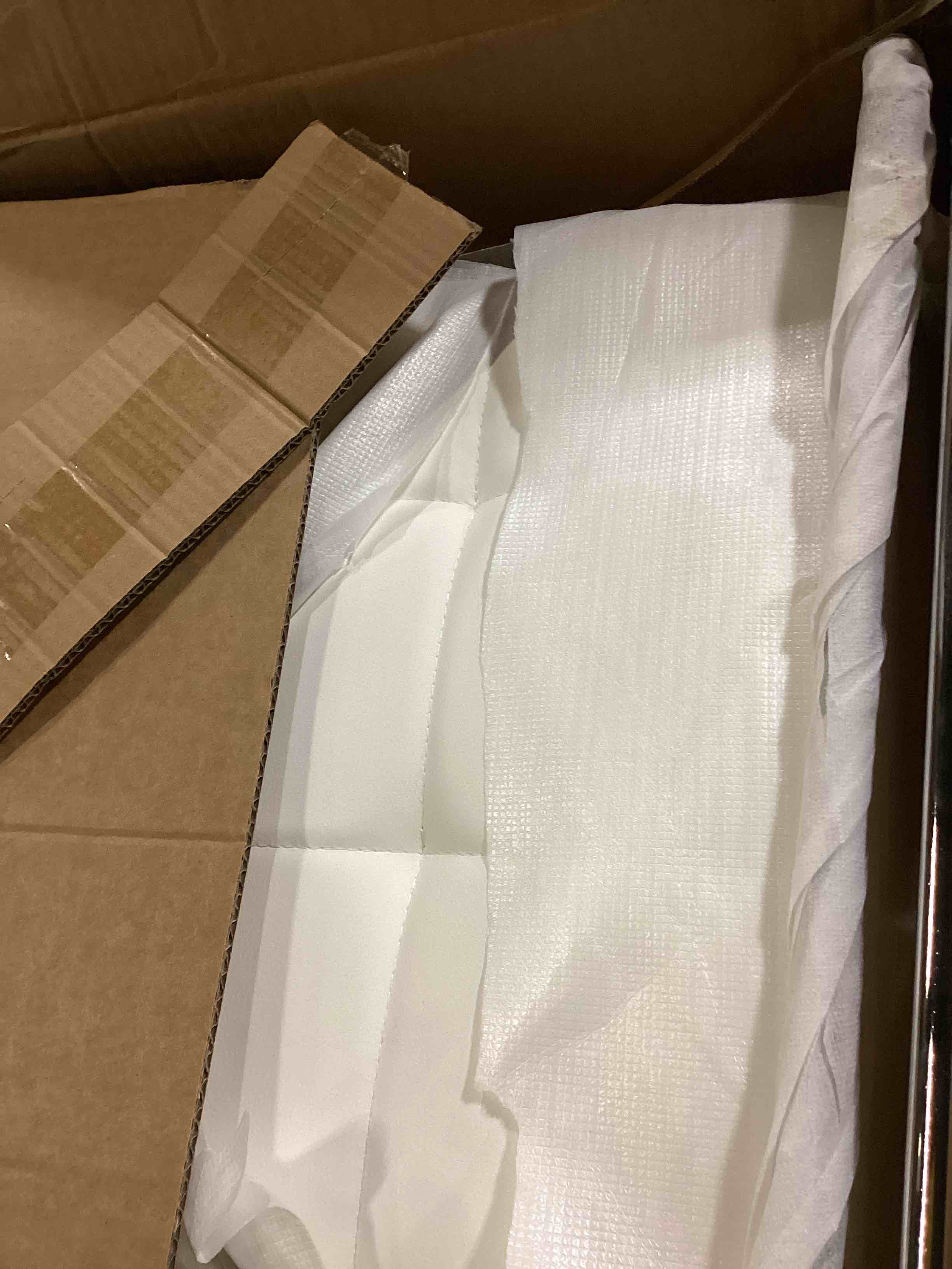 https://s3.amazonaws.com/lotting-images-prod/bidfta/RED5193370_1710863292147.jpeg