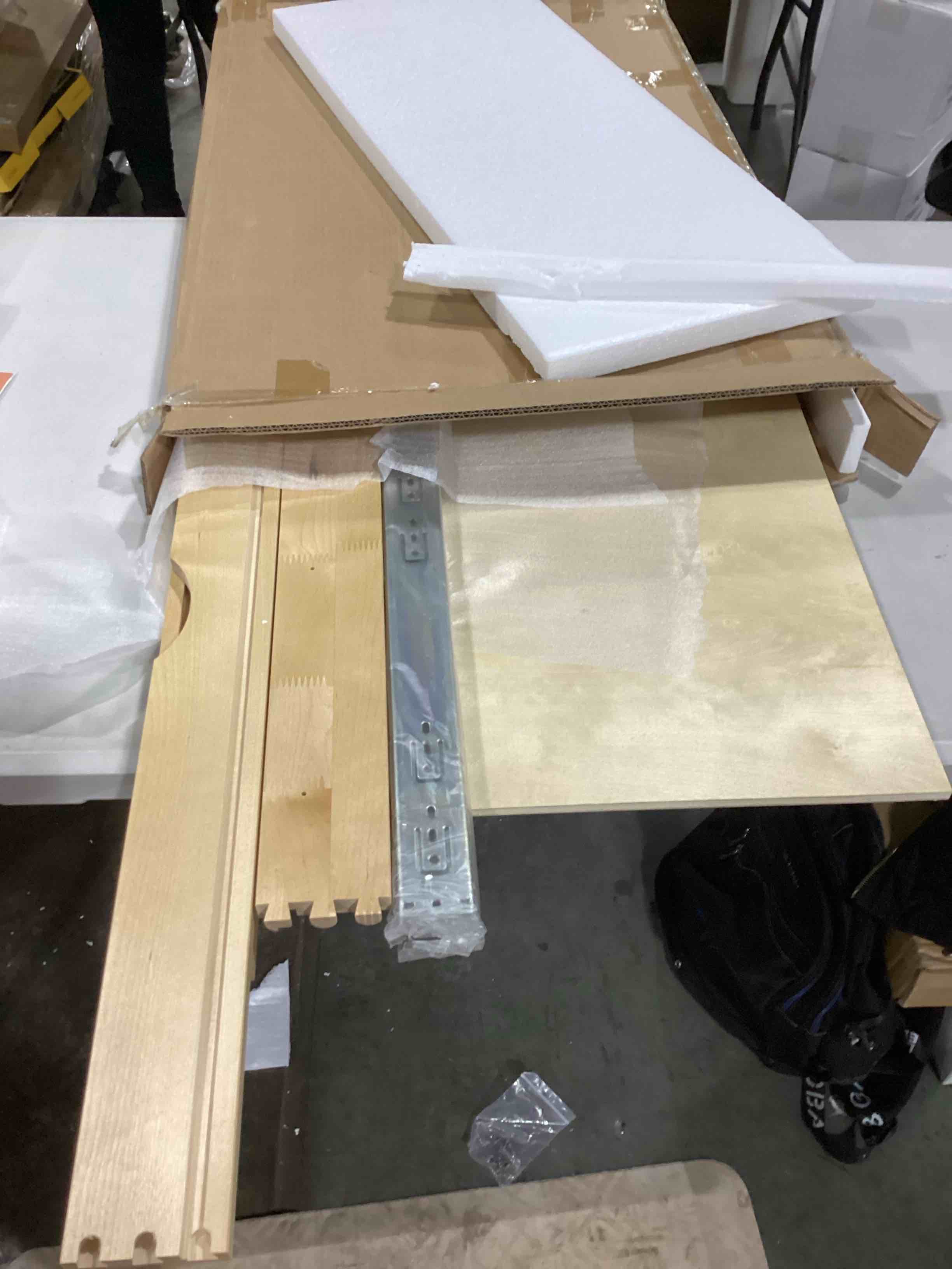 https://s3.amazonaws.com/lotting-images-prod/bidfta/RED5194628_1709649487251.jpeg
