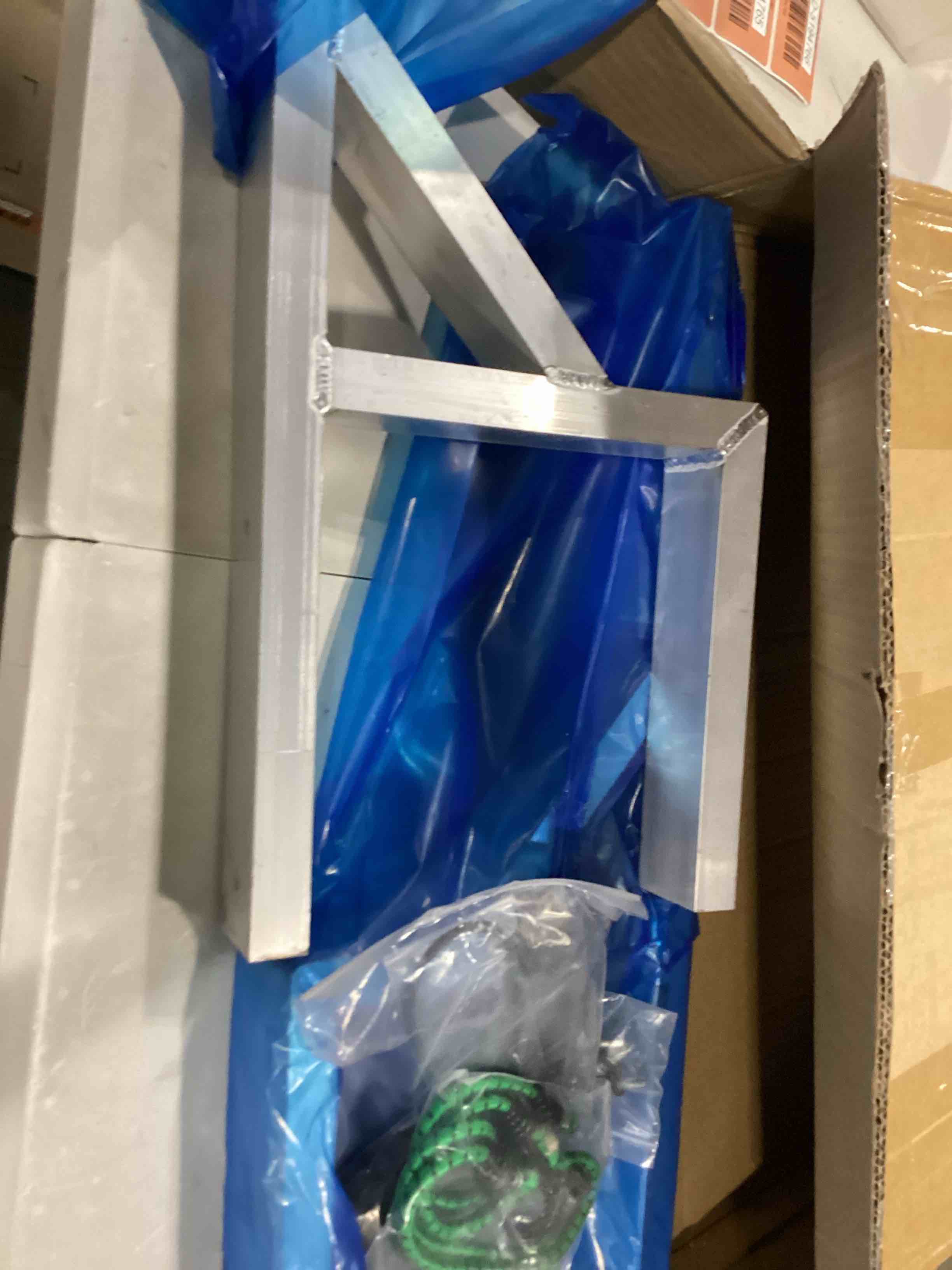 https://s3.amazonaws.com/lotting-images-prod/bidfta/RED5194757_1709743058552.jpeg