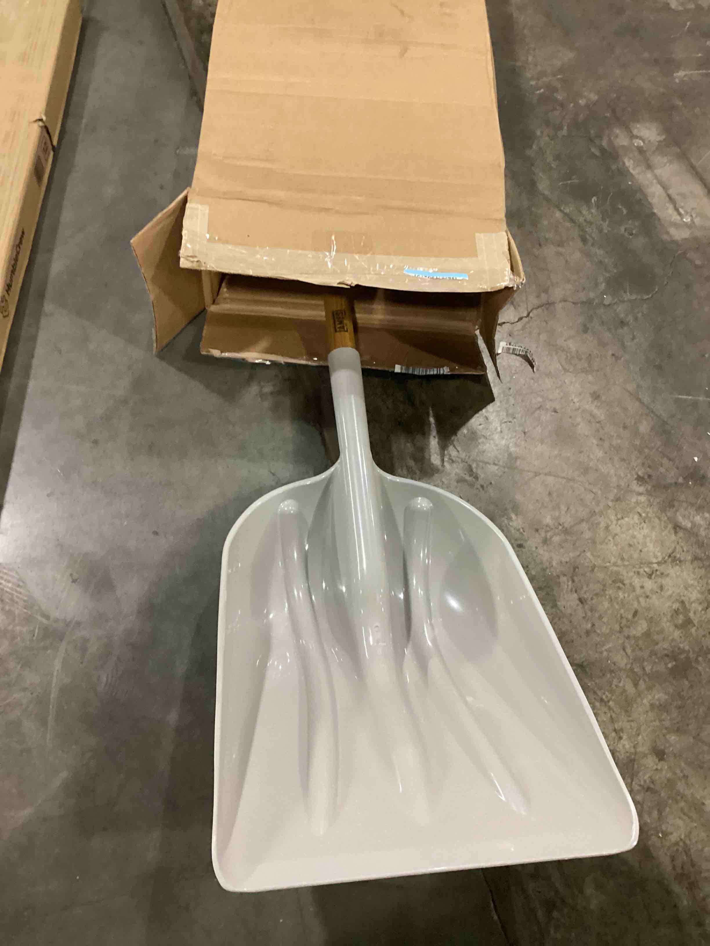 https://s3.amazonaws.com/lotting-images-prod/bidfta/RED5194940_1709913787091.jpeg