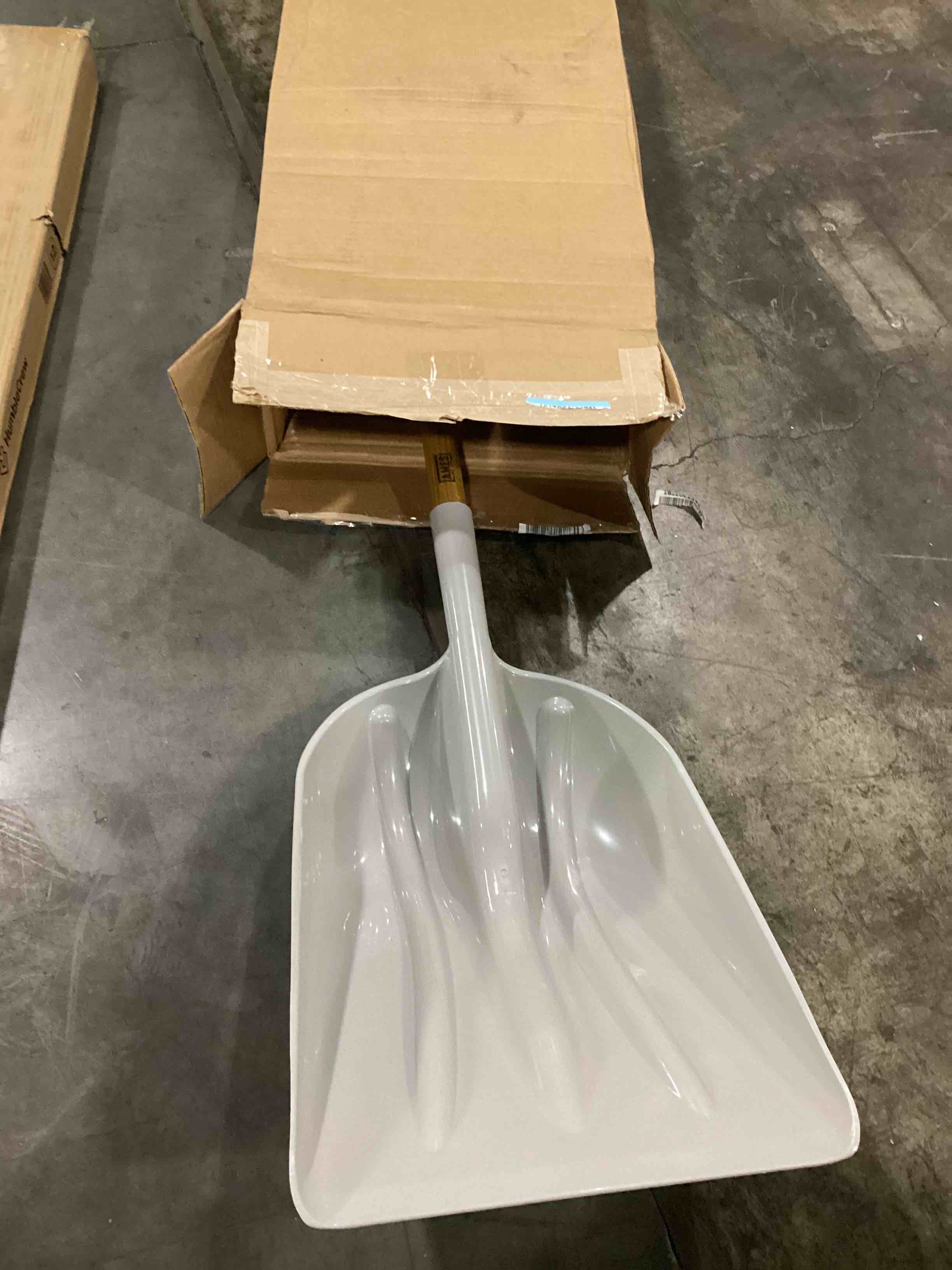 https://s3.amazonaws.com/lotting-images-prod/bidfta/RED5194940_1709913788517.jpeg
