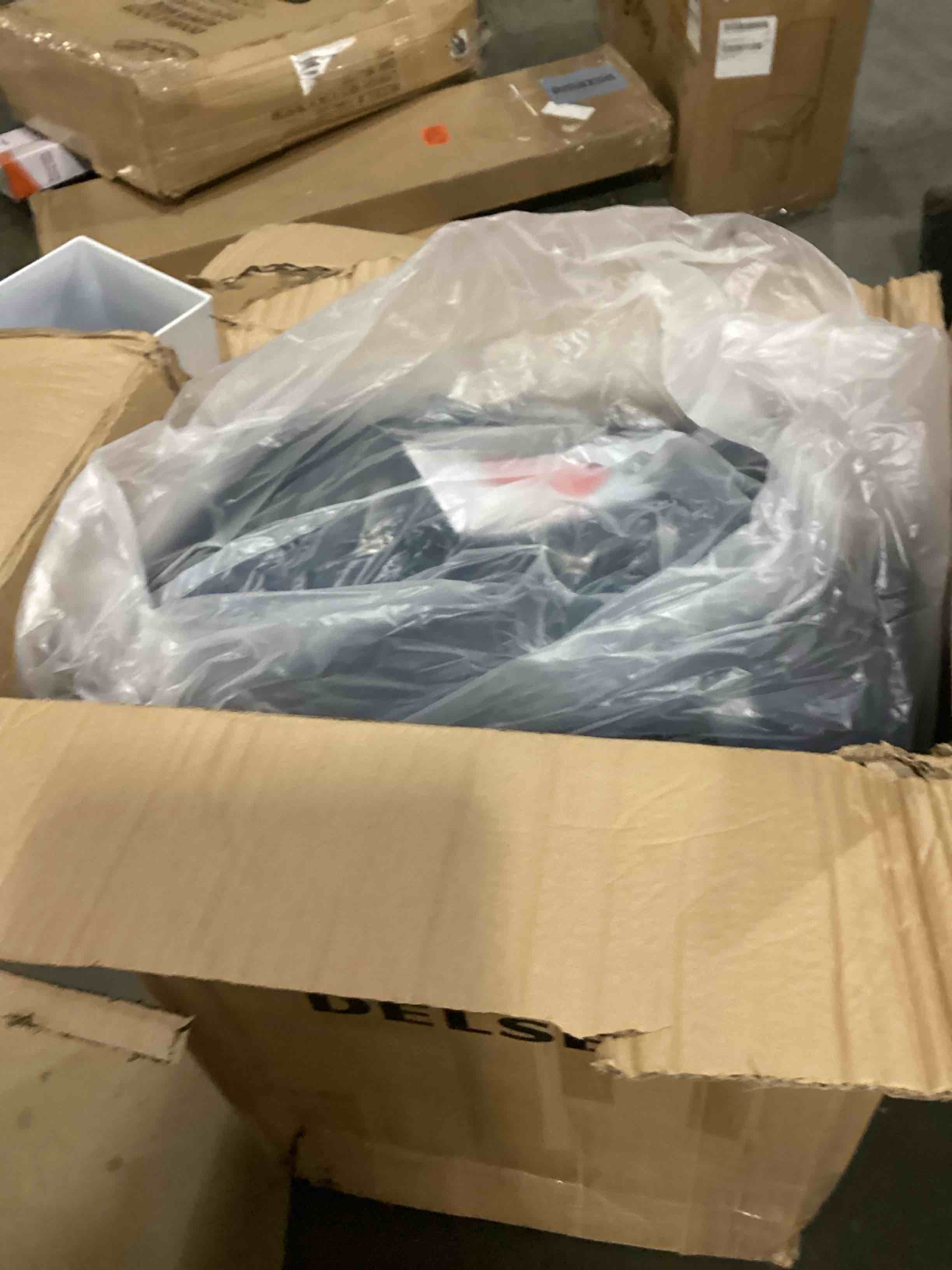 https://s3.amazonaws.com/lotting-images-prod/bidfta/RED5196007_1708373533015.jpeg
