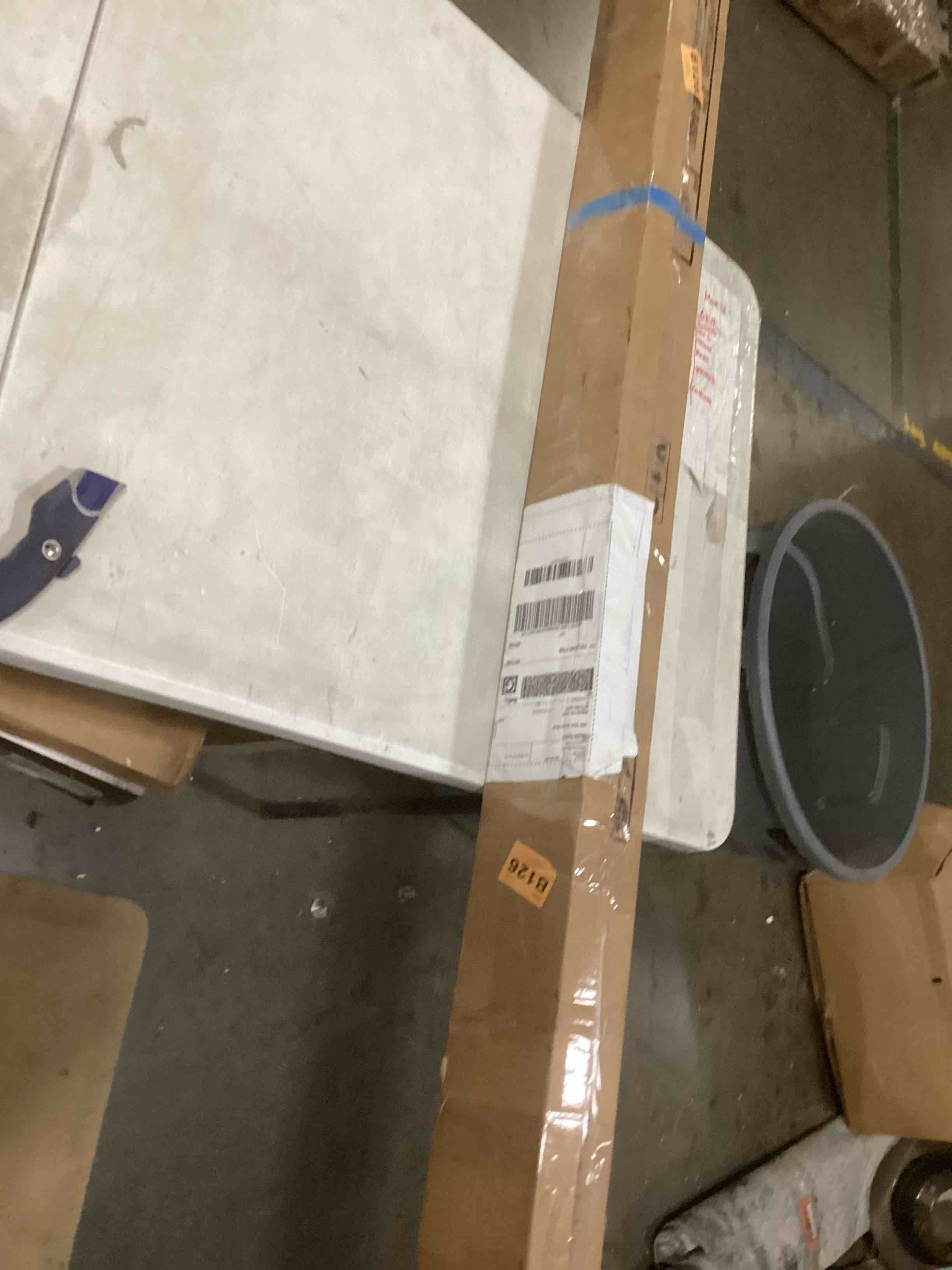 https://s3.amazonaws.com/lotting-images-prod/bidfta/RED5196429_1709225020302.jpeg