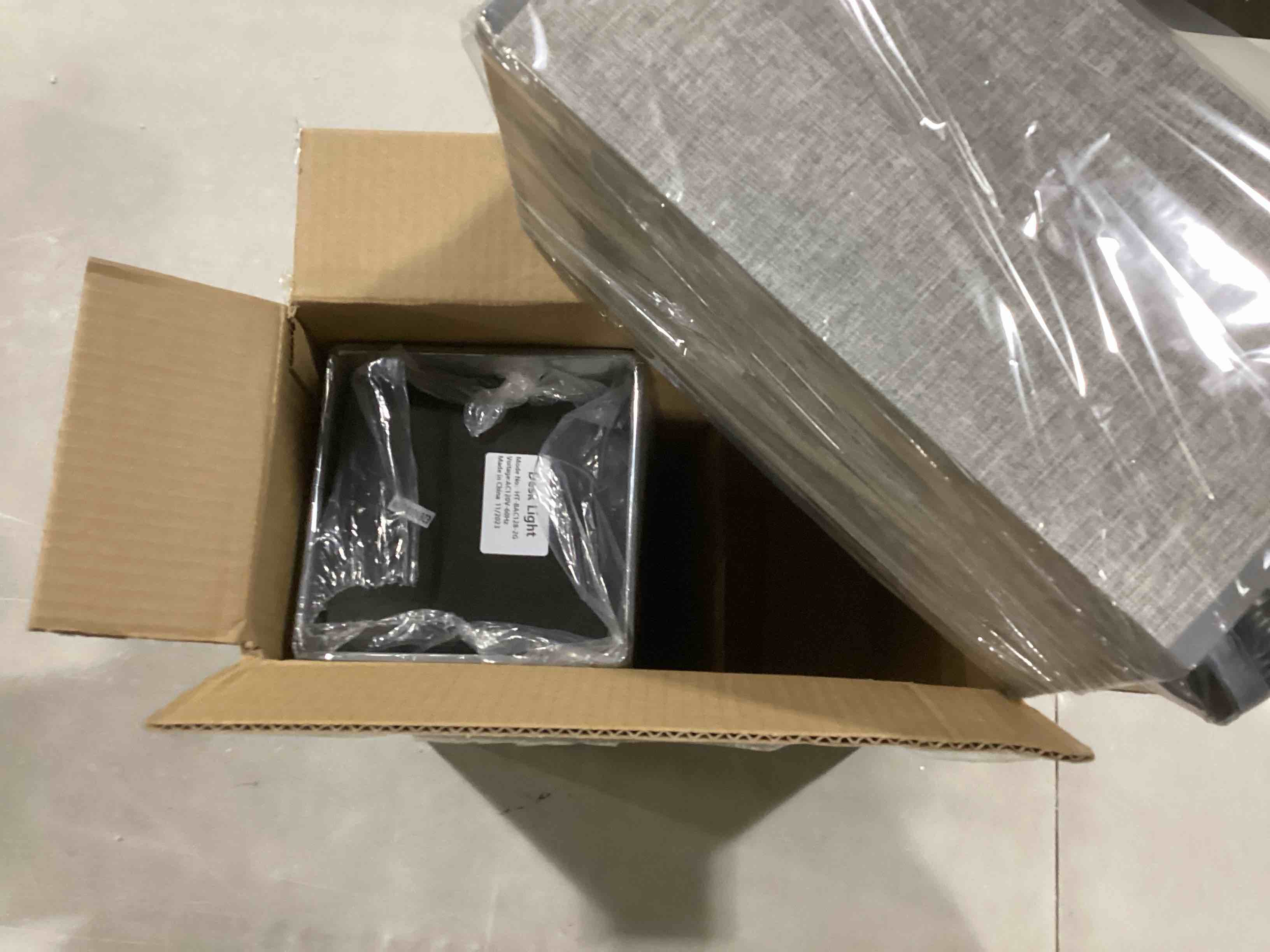 https://s3.amazonaws.com/lotting-images-prod/bidfta/RED5196681_1708518202248.jpeg