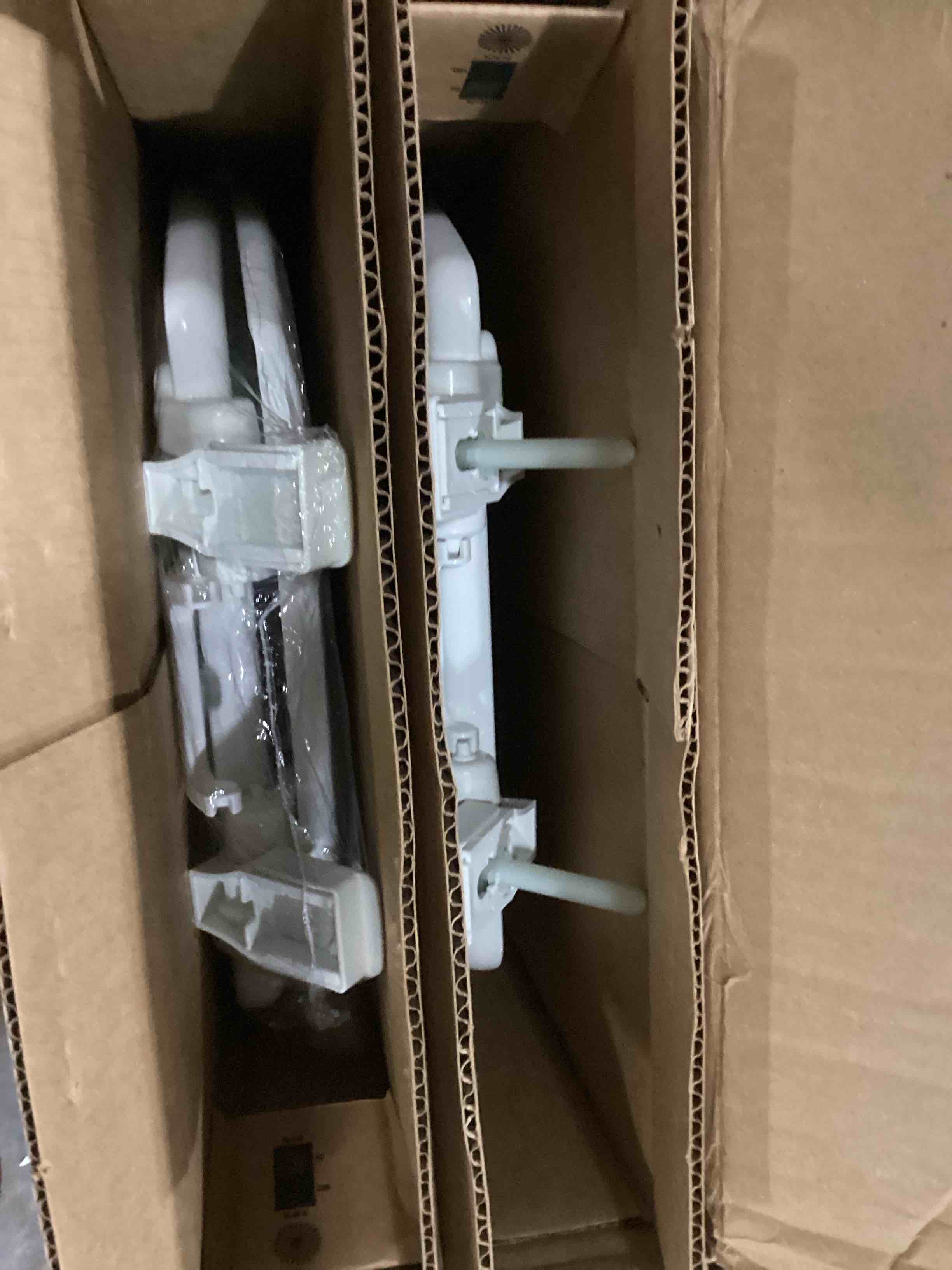 https://s3.amazonaws.com/lotting-images-prod/bidfta/RED5198557_1706901825358.jpeg
