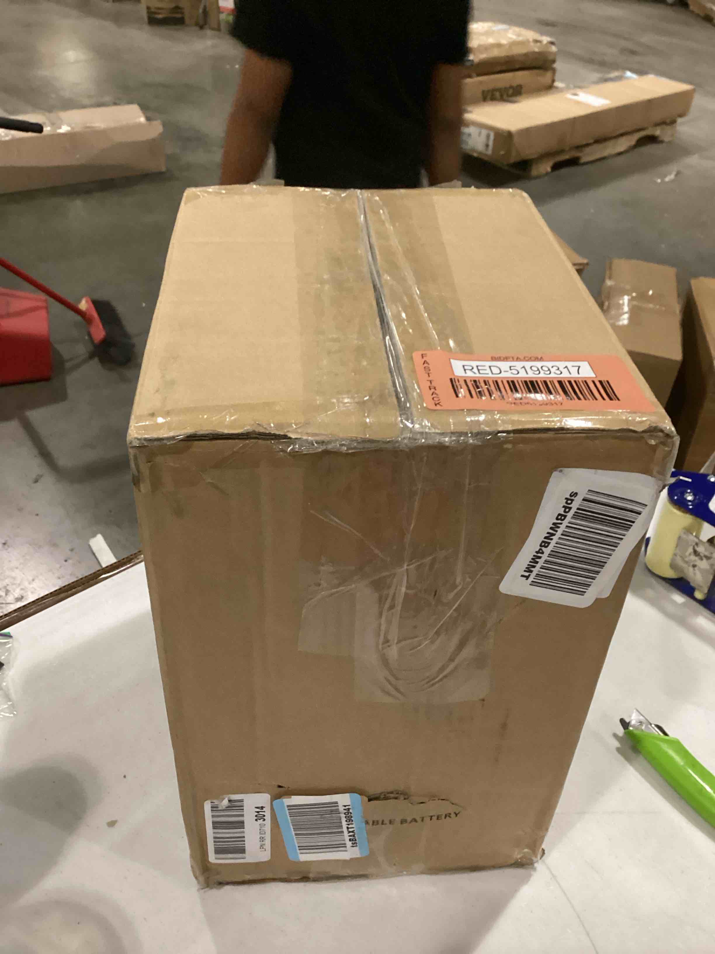 https://s3.amazonaws.com/lotting-images-prod/bidfta/RED5199317_1708703140558.jpeg