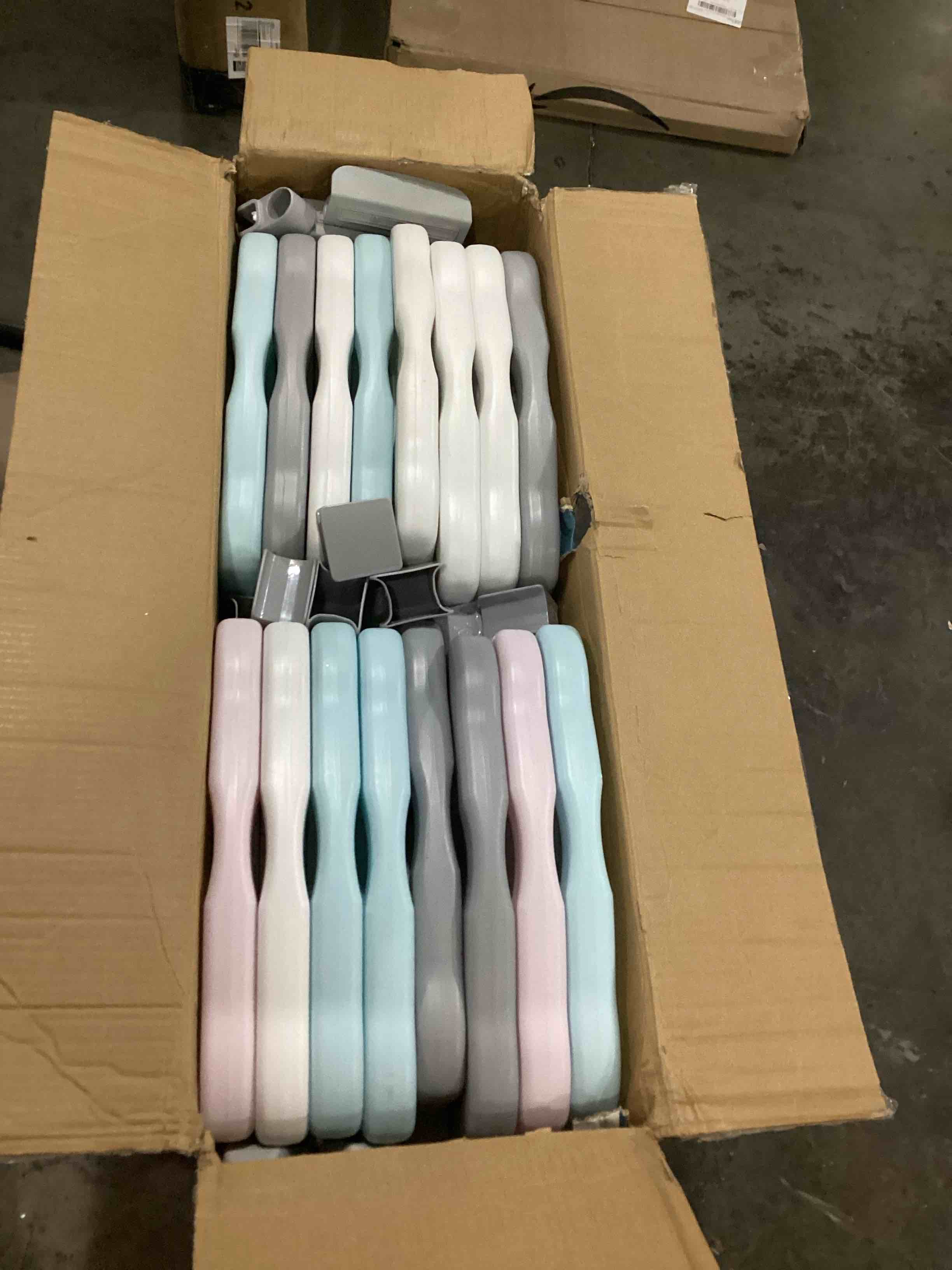 https://s3.amazonaws.com/lotting-images-prod/bidfta/RED5199404_1708718419813.jpeg