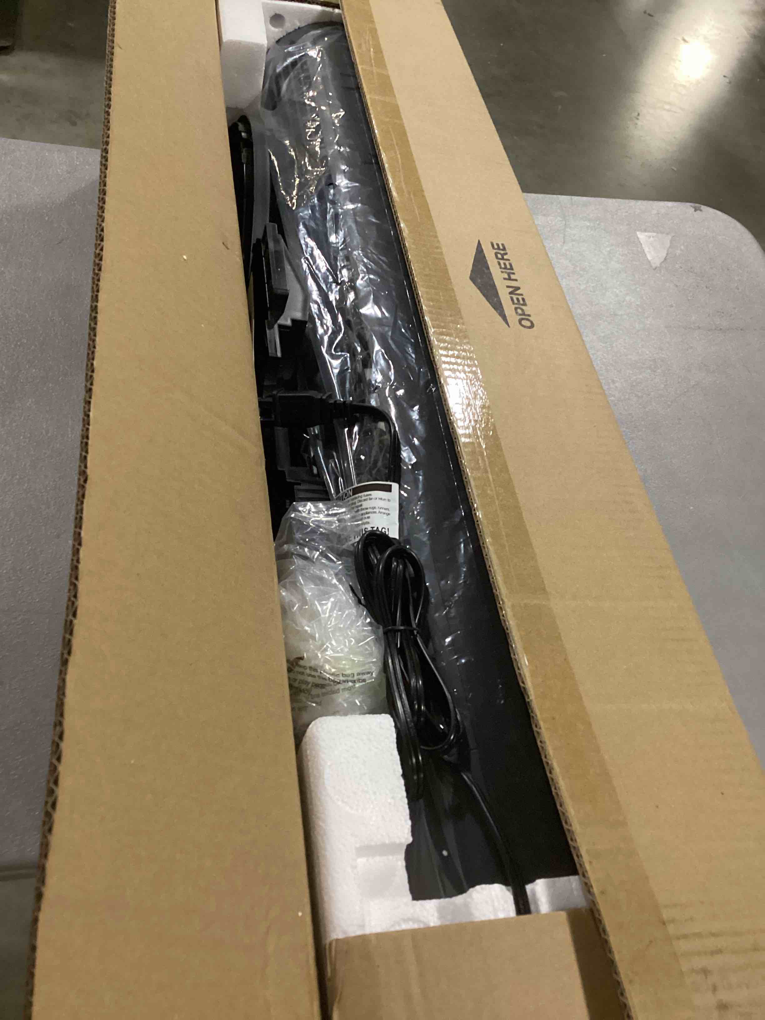 https://s3.amazonaws.com/lotting-images-prod/bidfta/RED5199470_1706377986249.jpeg