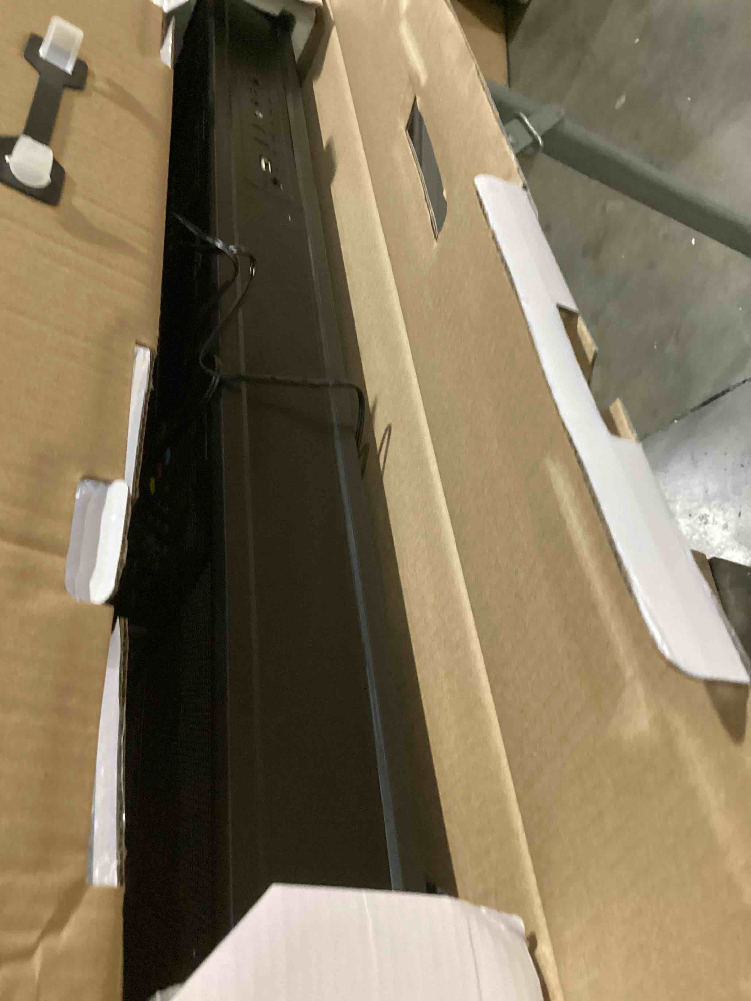 https://s3.amazonaws.com/lotting-images-prod/bidfta/RED5199698_1706644525640.jpeg