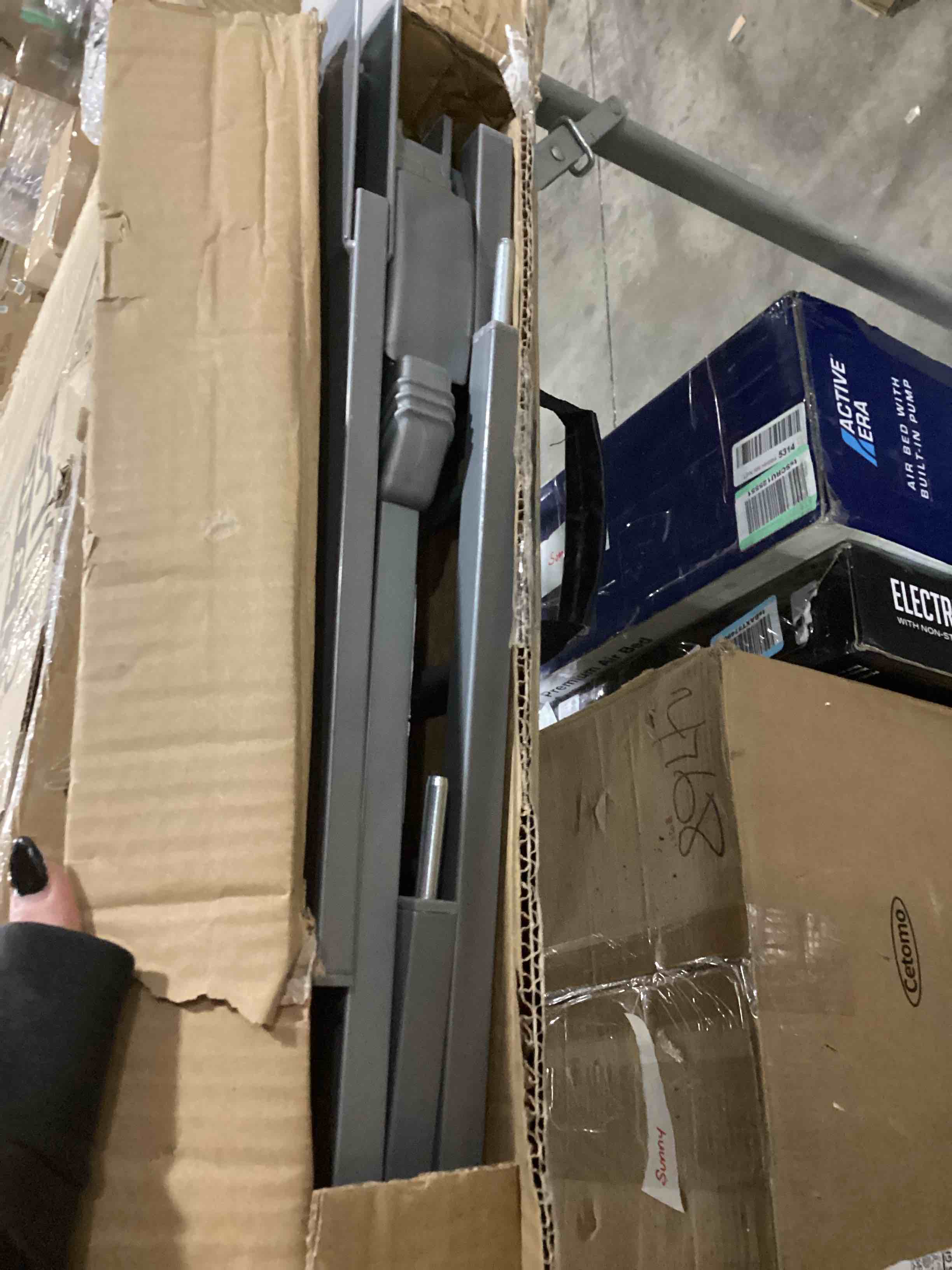 https://s3.amazonaws.com/lotting-images-prod/bidfta/RED5200445_1707403474179.jpeg